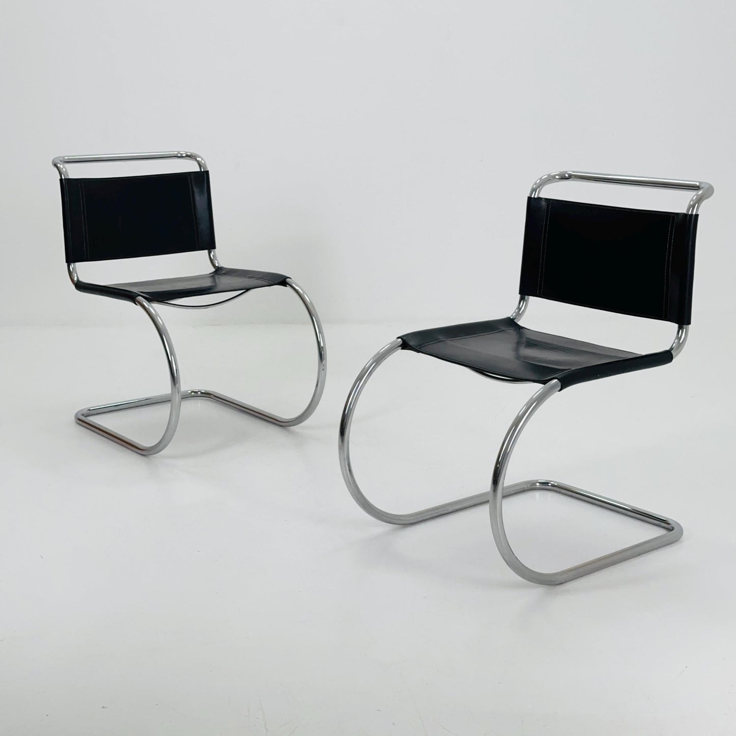 Set of 2 MR10 lounge black leather chairs design by Ludwig Mies van der Rohe , 1980s Italy