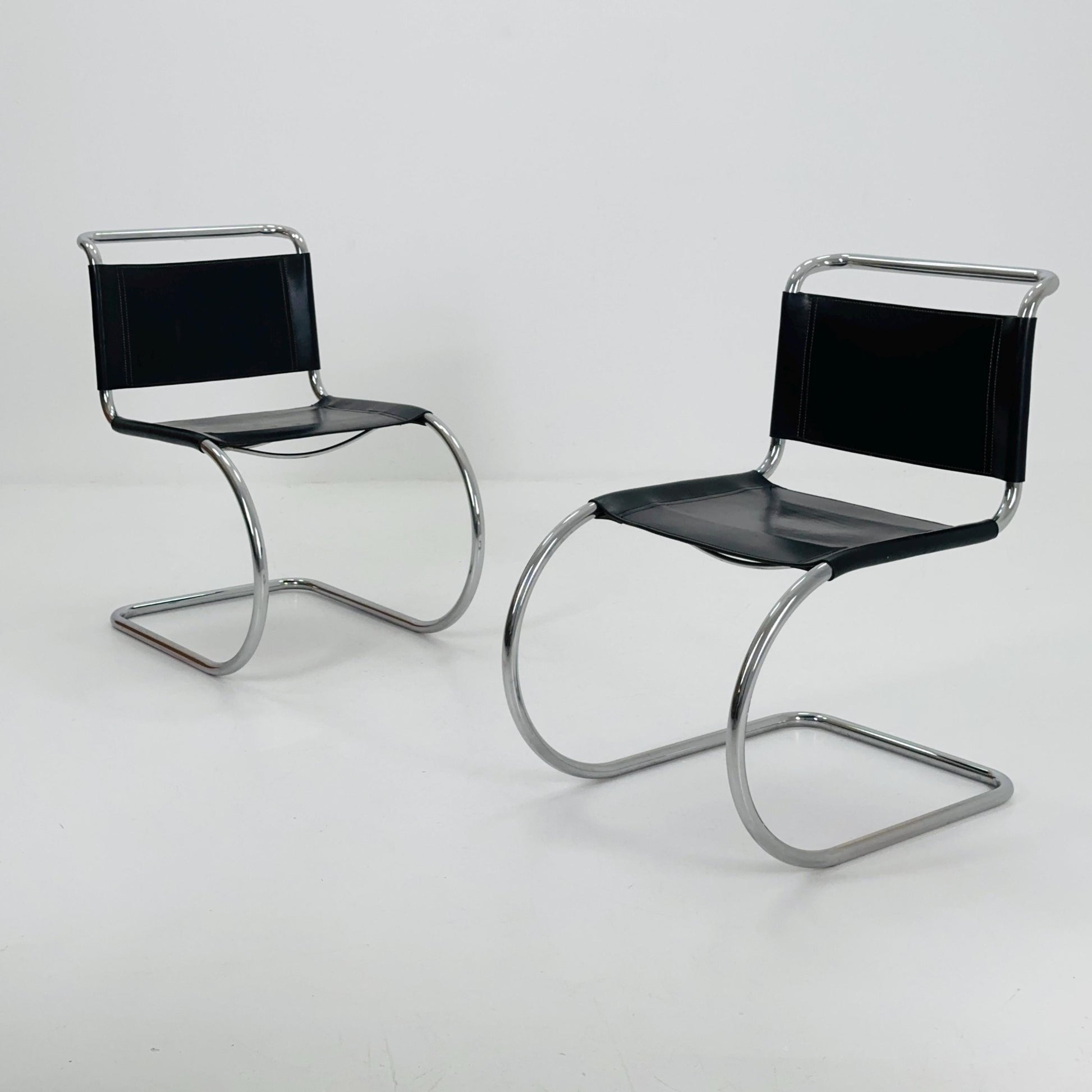 Set of 2 MR10 lounge black leather chairs design by Ludwig Mies van der Rohe , 1980s Italy