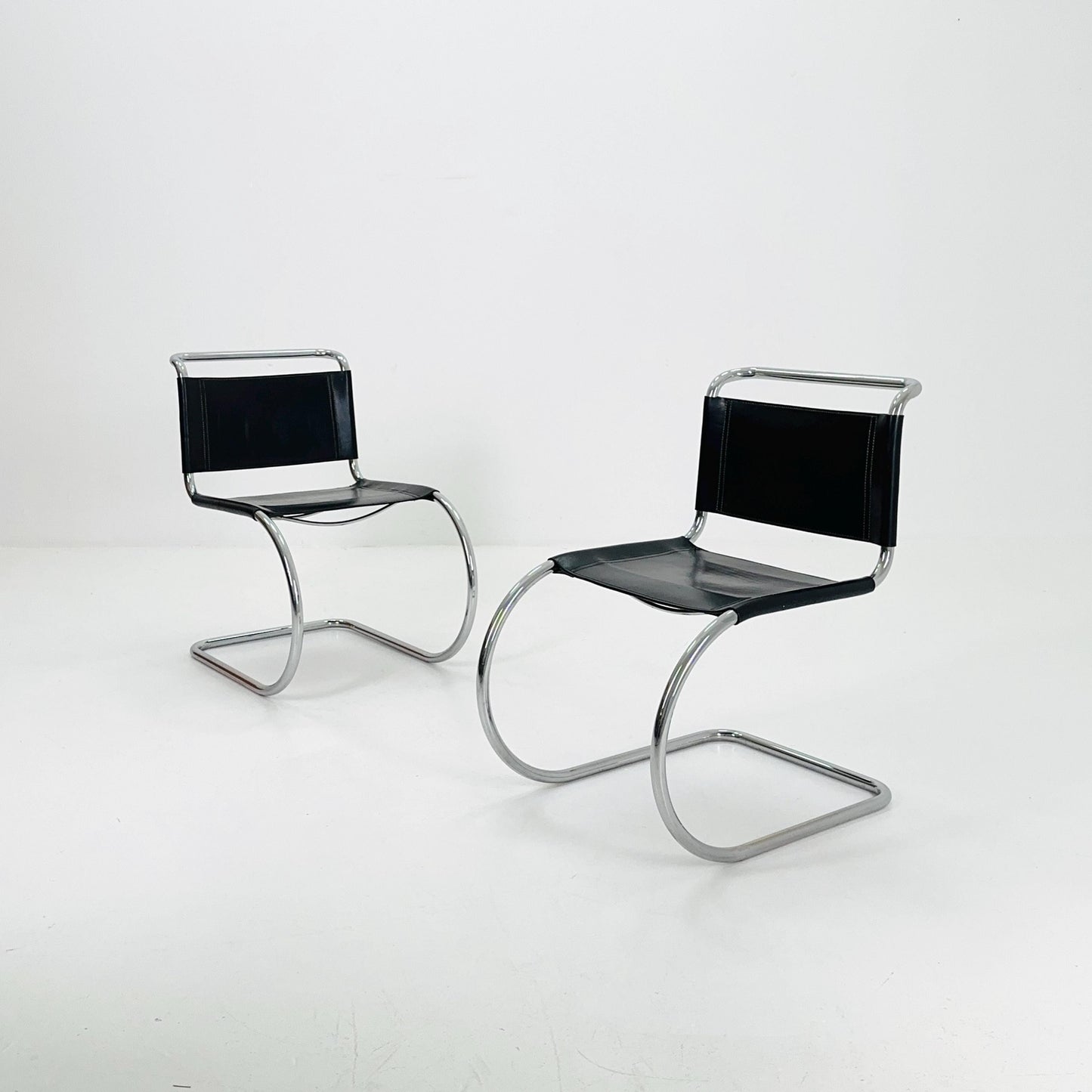Set of 2 MR10 lounge black leather chairs design by Ludwig Mies van der Rohe , 1980s Italy