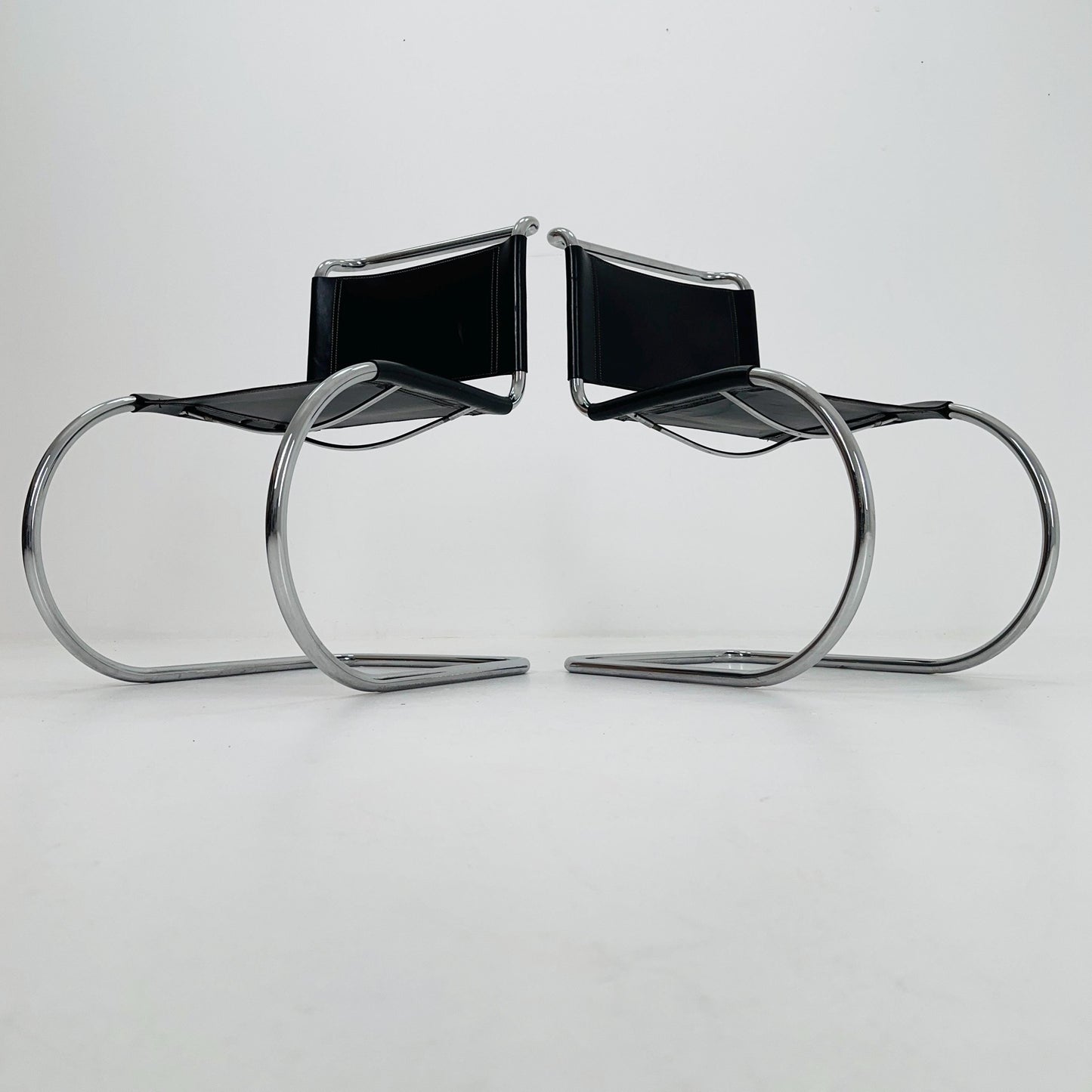 Set of 2 MR10 lounge black leather chairs design by Ludwig Mies van der Rohe , 1980s Italy
