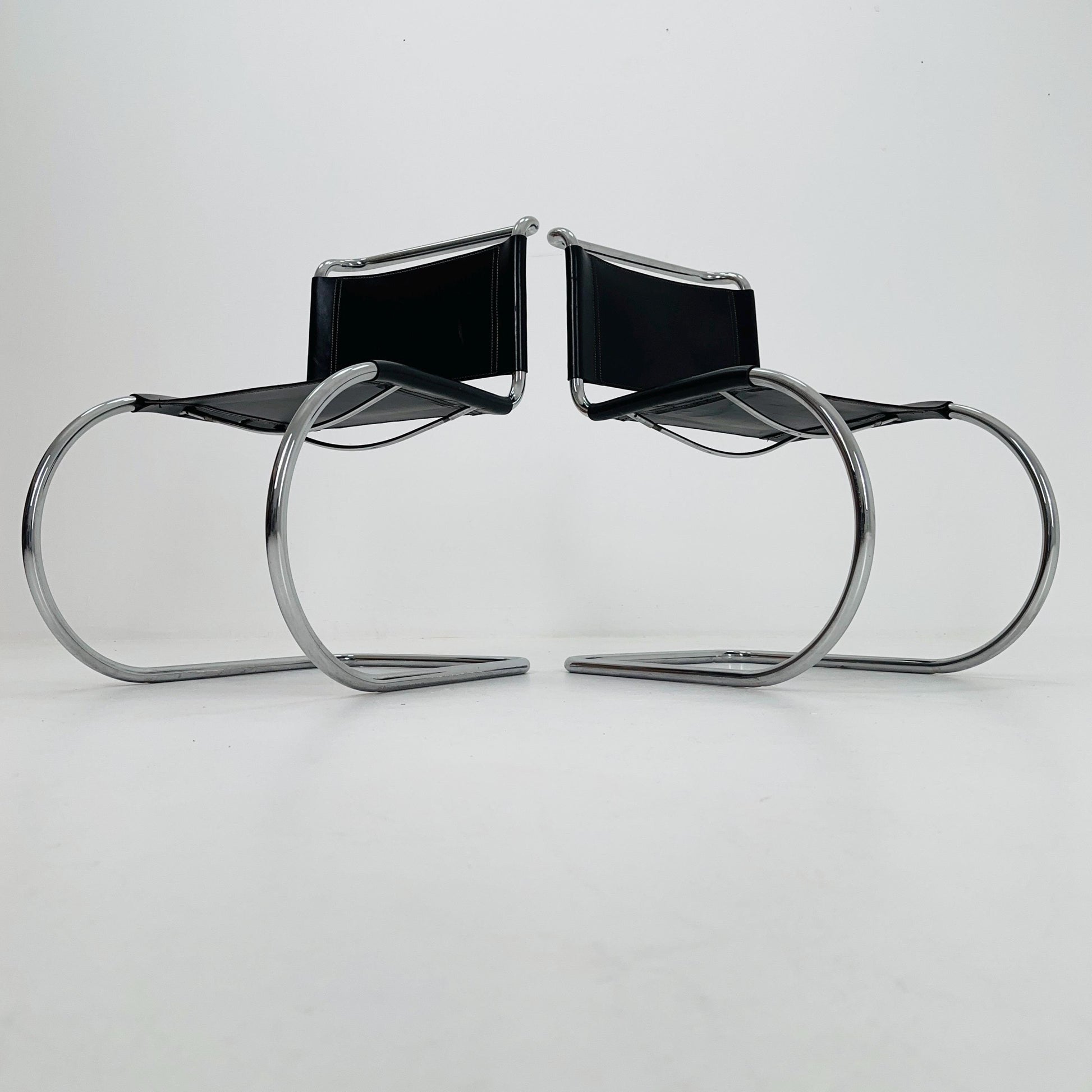 Set of 2 MR10 lounge black leather chairs design by Ludwig Mies van der Rohe , 1980s Italy