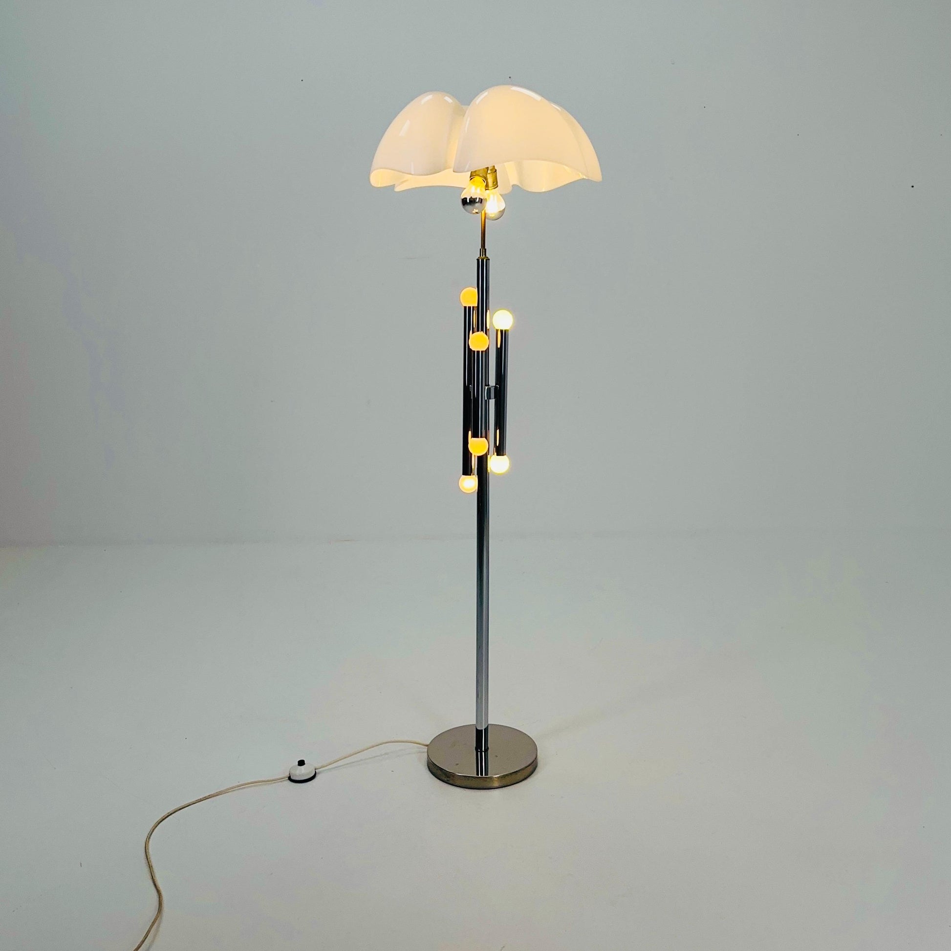 Iconic rare Mid-Century Modern Design Pipistrello Floor Lamp by Gae Aulenti for Martinelli Luce – 1970s Italy