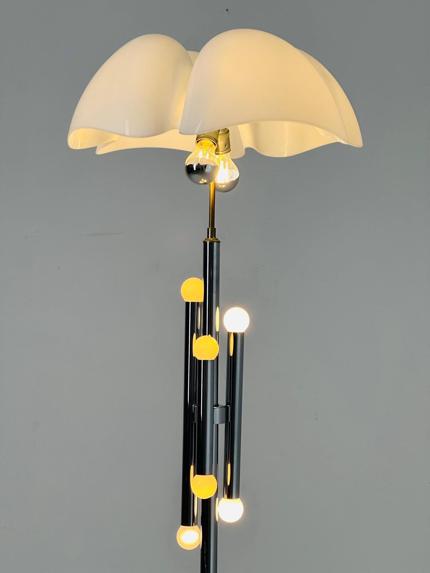 Iconic rare Mid-Century Modern Design Pipistrello Floor Lamp by Gae Aulenti for Martinelli Luce – 1970s Italy