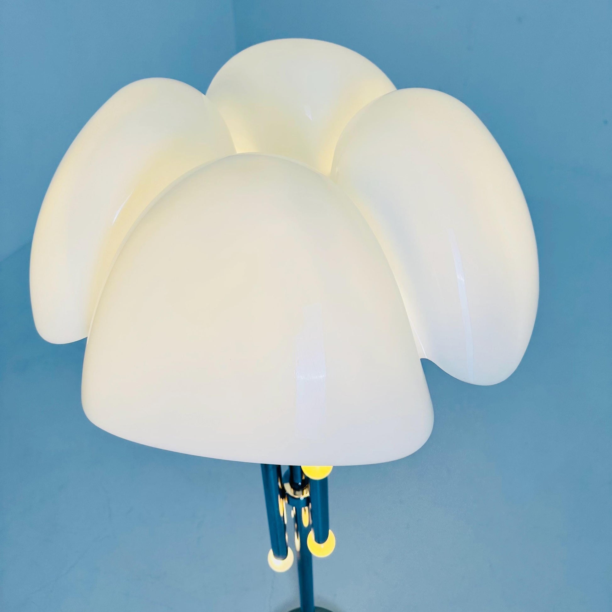 Iconic rare Mid-Century Modern Design Pipistrello Floor Lamp by Gae Aulenti for Martinelli Luce – 1970s Italy