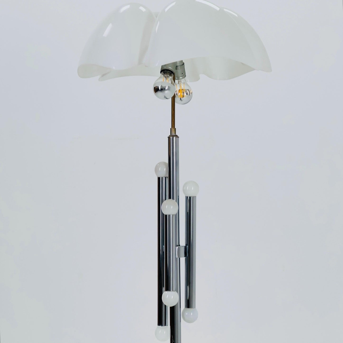 Iconic rare Mid-Century Modern Design Pipistrello Floor Lamp by Gae Aulenti for Martinelli Luce – 1970s Italy