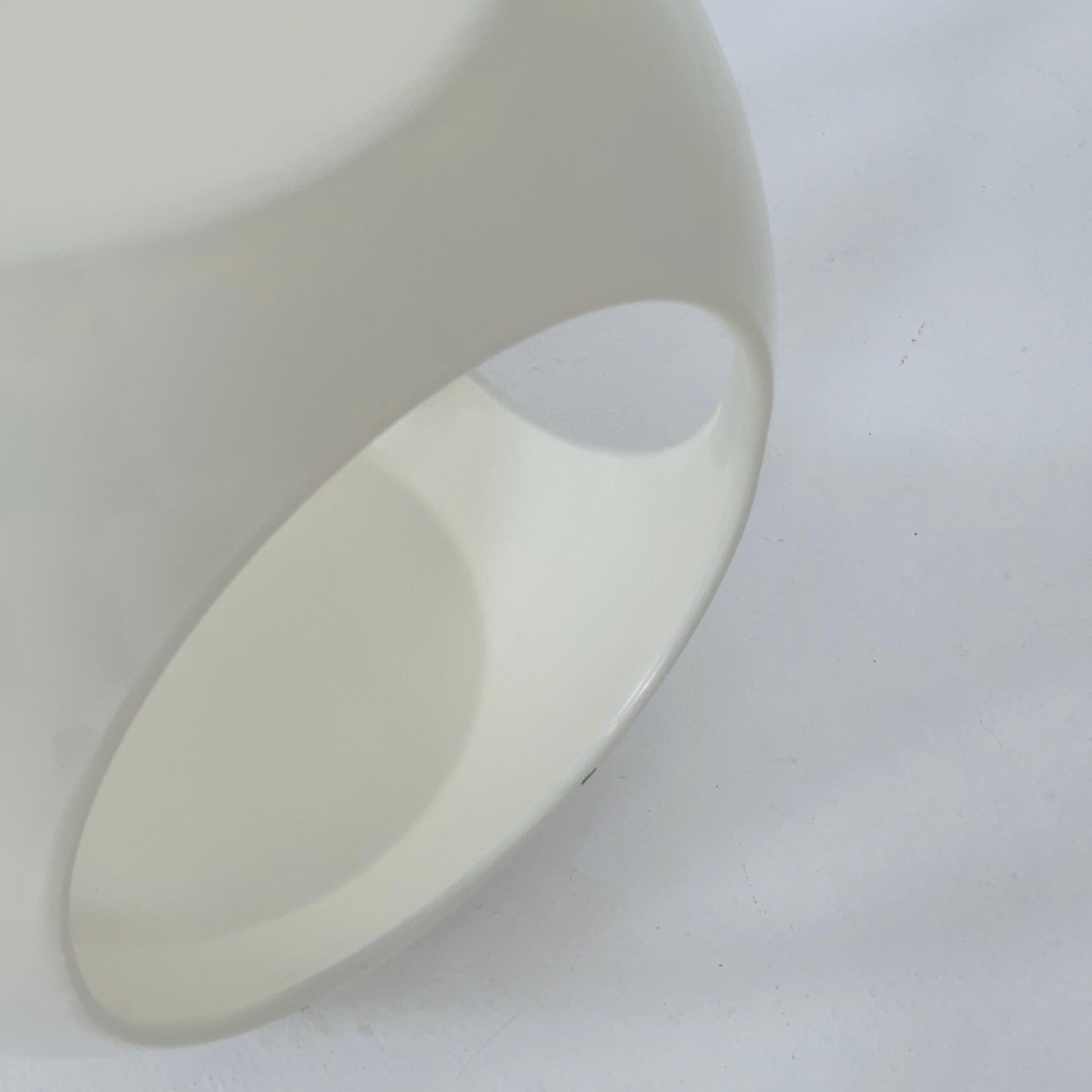 Mid-Century Modern White Fiberglass Side Table – 1970s, Luigi Colani