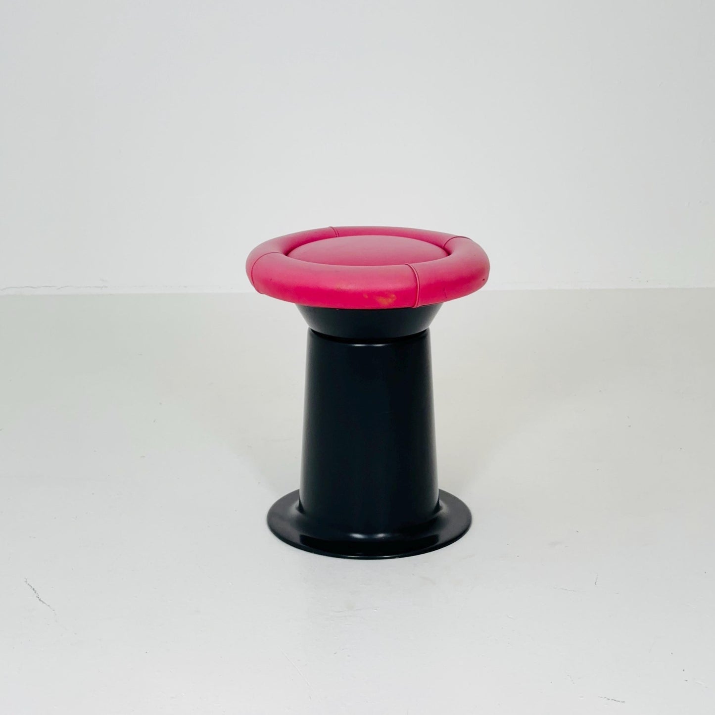 Mid-Century Stools by Yrjö Kukkapuro for Haimi, Finland, 1960s – Fiberglass & Leather Design Icons