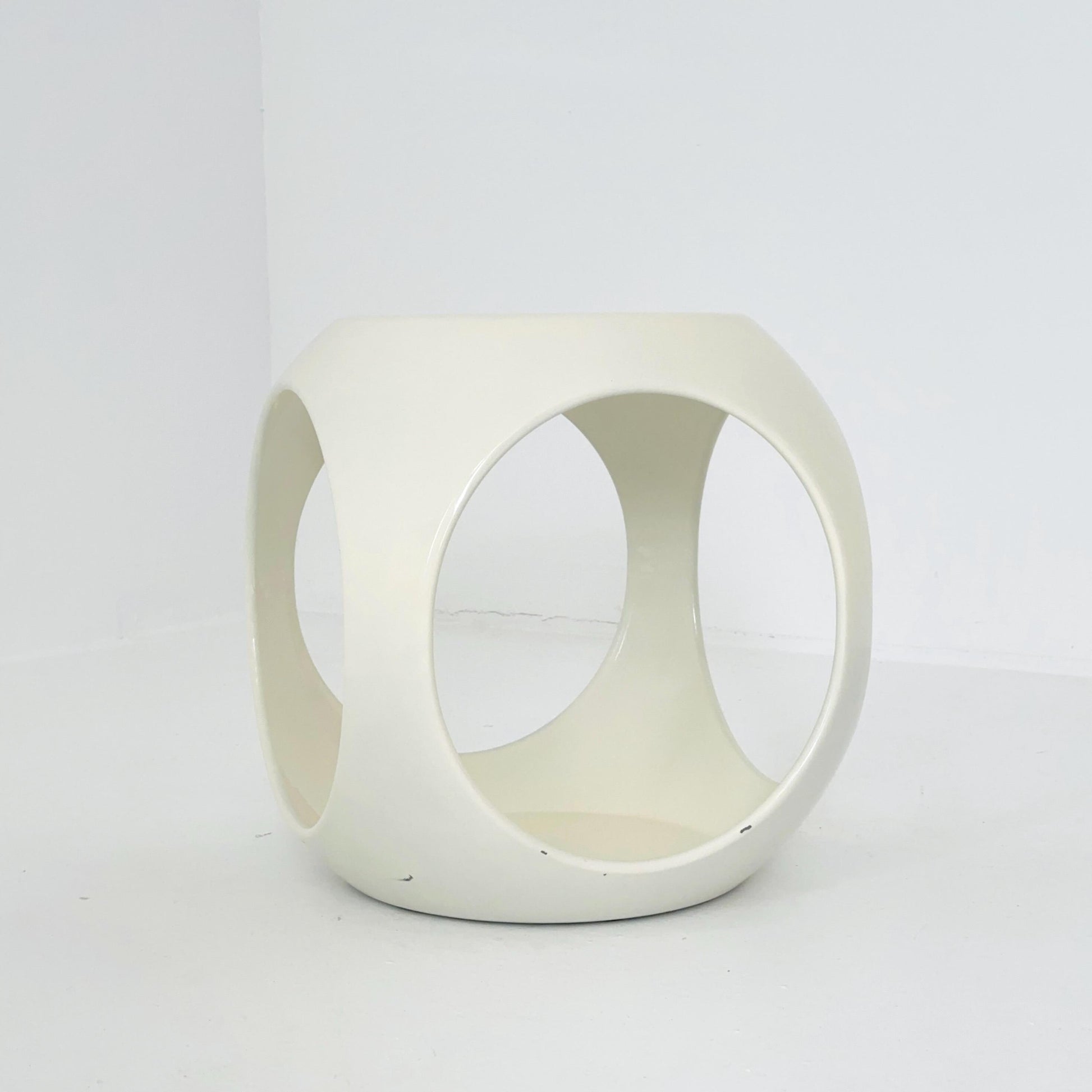 Mid-Century Modern White Fiberglass Side Table – 1970s, Luigi Colani
