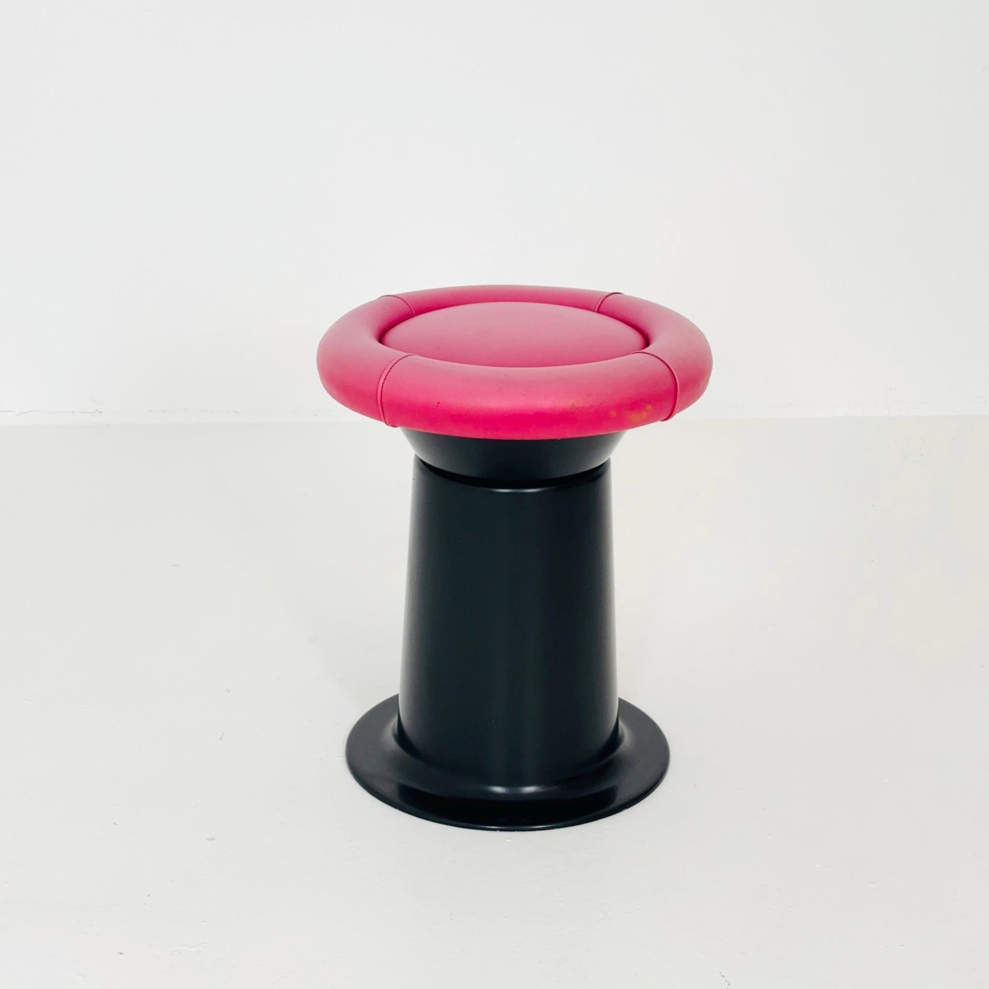 Mid-Century Stools by Yrjö Kukkapuro for Haimi, Finland, 1960s – Fiberglass & Leather Design Icons