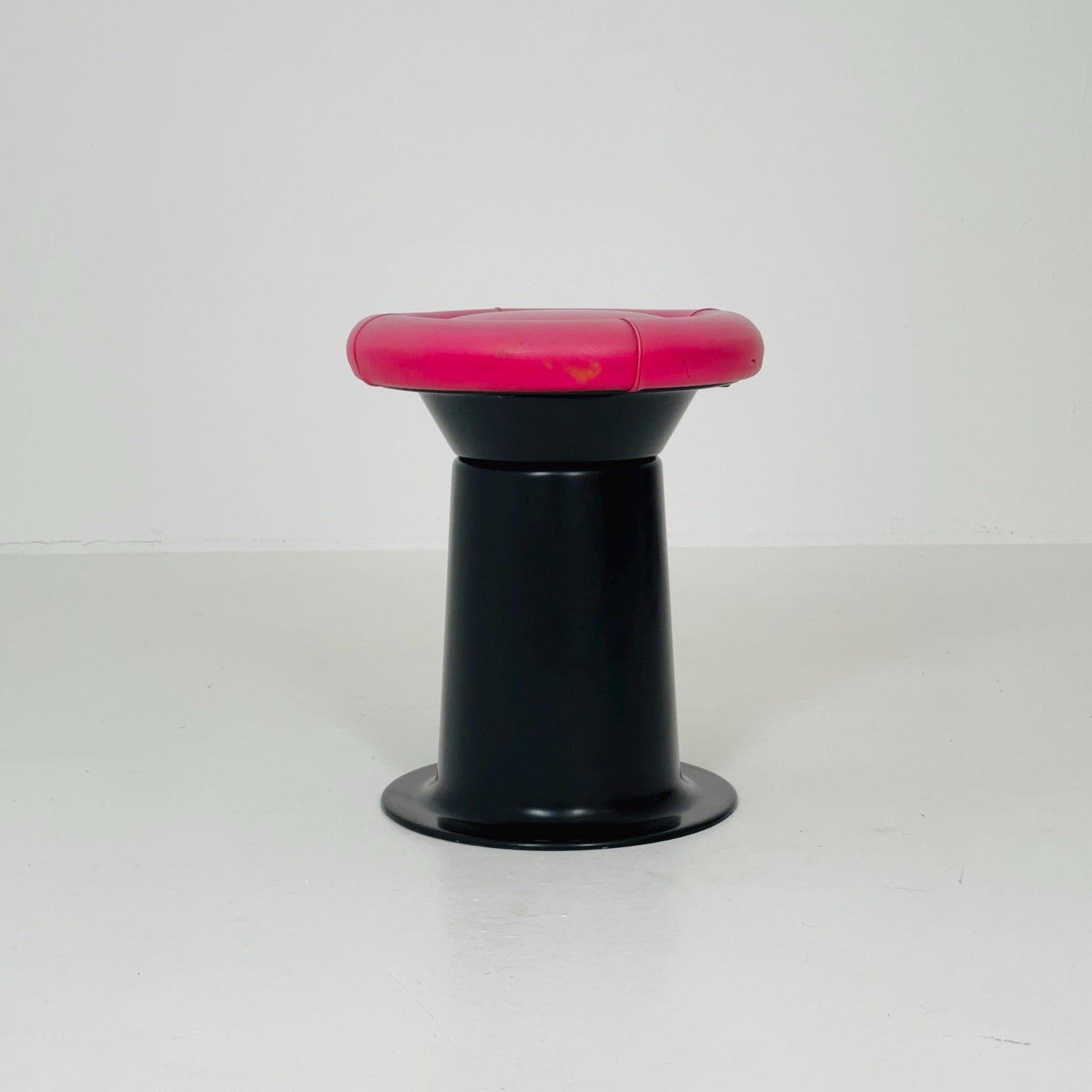 Mid-Century Stools by Yrjö Kukkapuro for Haimi, Finland, 1960s – Fiberglass & Leather Design Icons
