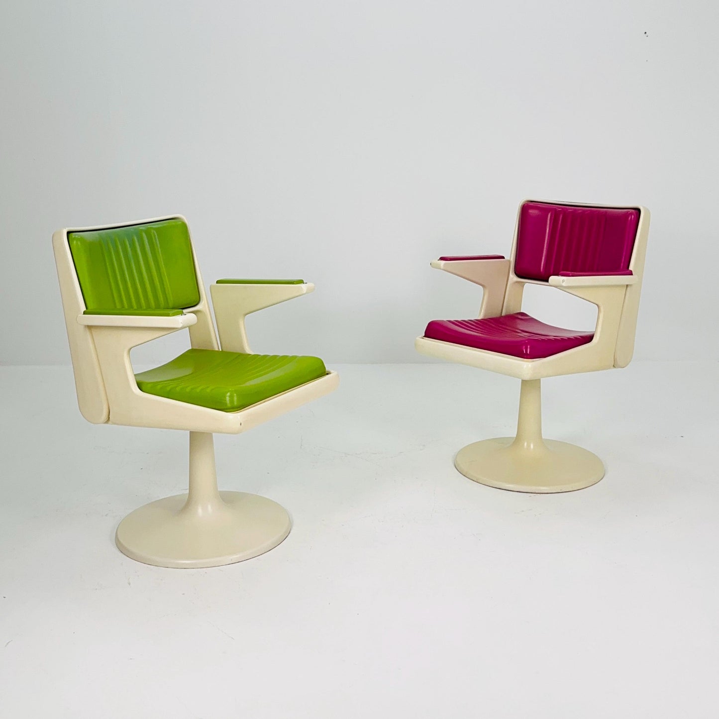 Rare Mid-Century Space Age Swivel Armchair – White & Green Plastic Faux Leather Desk or Barber Chair – Tulip Base, 1970s