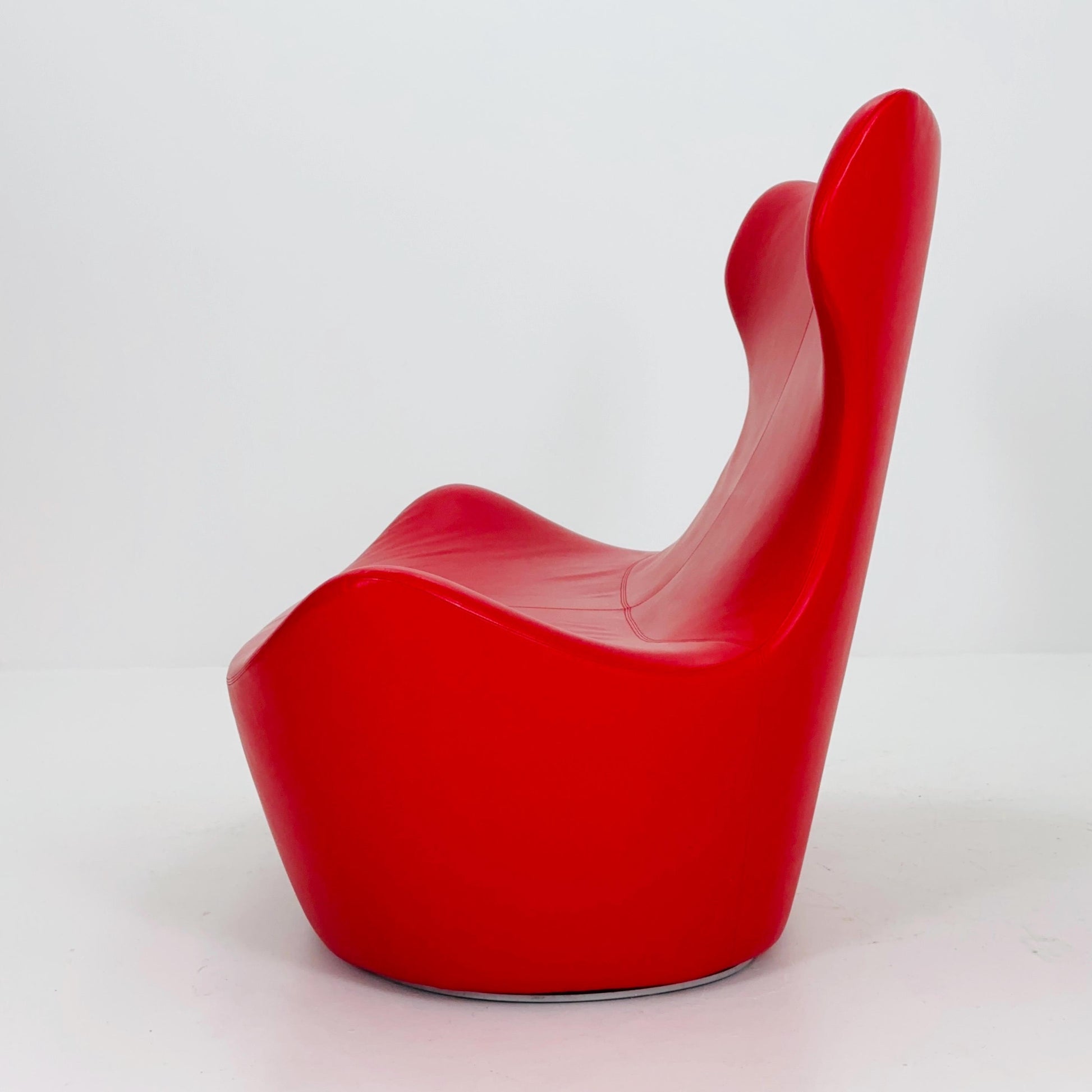 B&B Italia Red Papilio High Back Loveseat by Naoto Fukasawa – Italian Designer Sofa, Modern Curved Leather Settee, 2010s Italy