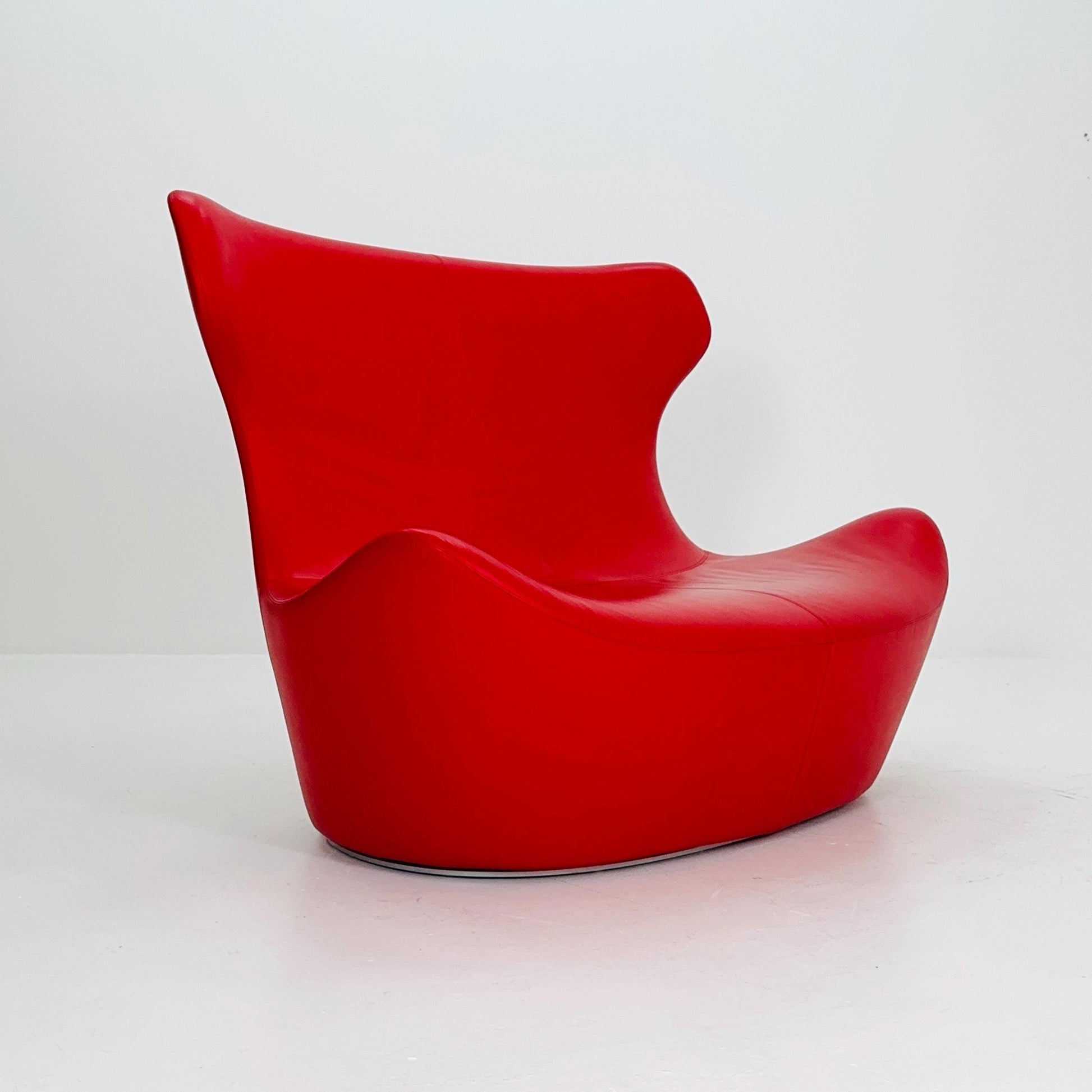 B&B Italia Red Papilio High Back Loveseat by Naoto Fukasawa – Italian Designer Sofa, Modern Curved Leather Settee, 2010s Italy