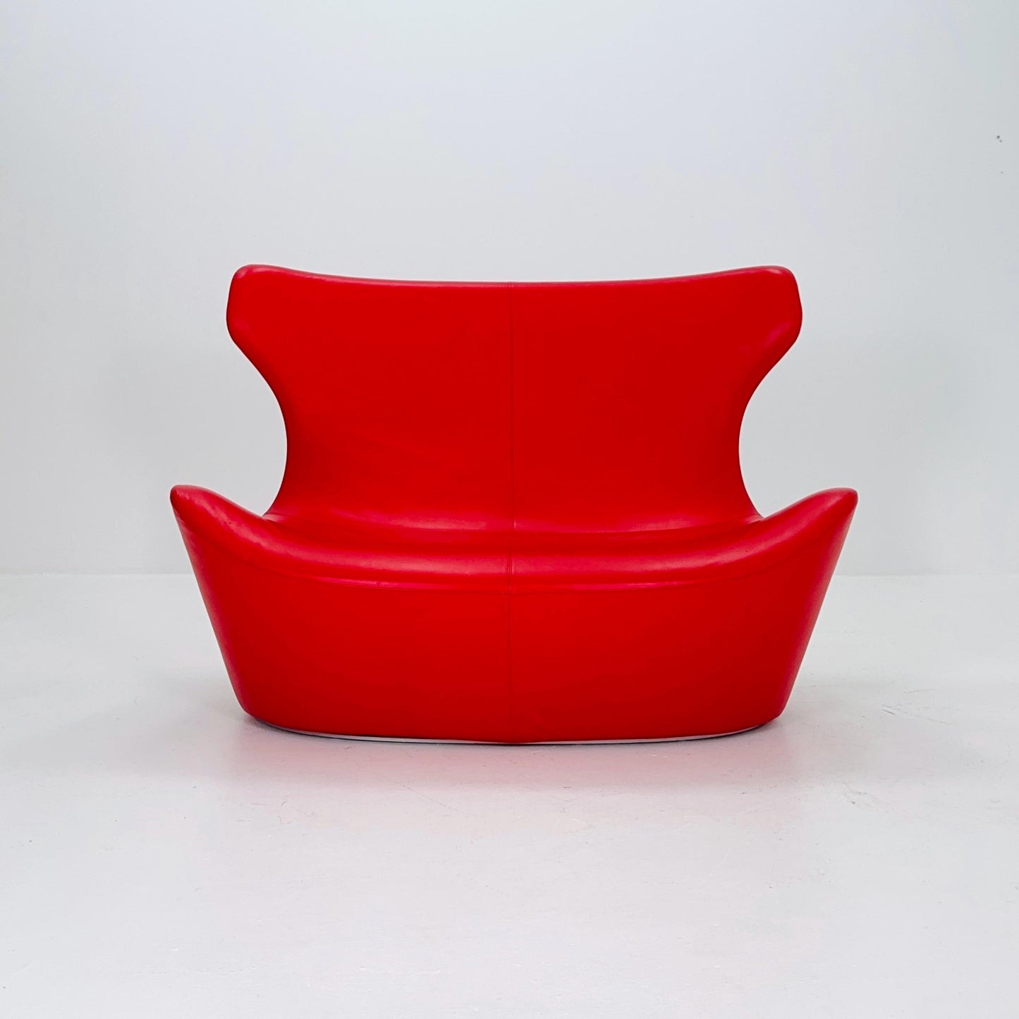 B&B Italia Red Papilio High Back Loveseat by Naoto Fukasawa – Italian Designer Sofa, Modern Curved Leather Settee, 2010s Italy