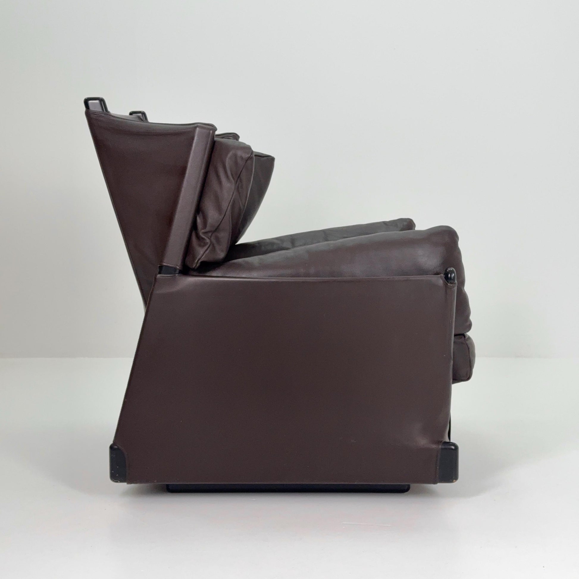 Mid century Cassina ‘Viola d’Amore’ Armchairs by Piero De Martini, Postmodern Club Brown Chair, Italy 1970s