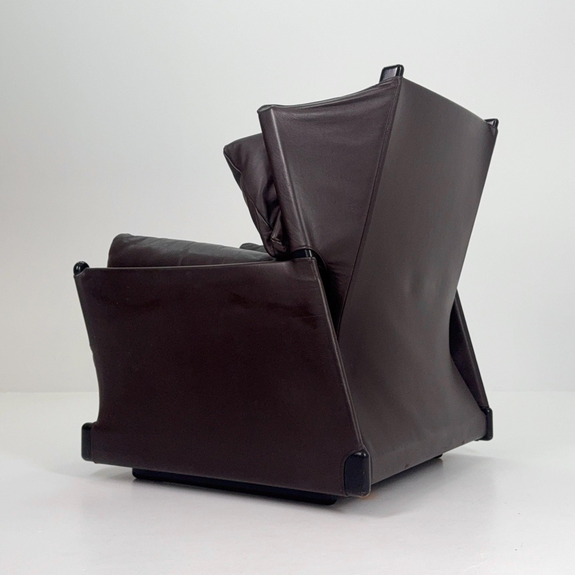Mid century Cassina ‘Viola d’Amore’ Armchairs by Piero De Martini, Postmodern Club Brown Chair, Italy 1970s