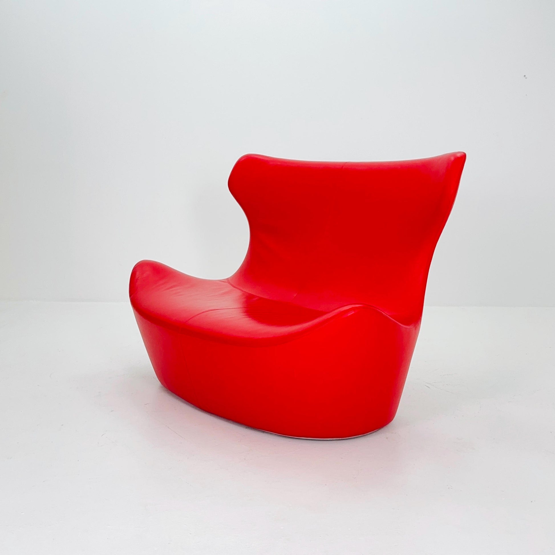 B&B Italia Red Papilio High Back Loveseat by Naoto Fukasawa – Italian Designer Sofa, Modern Curved Leather Settee, 2010s Italy