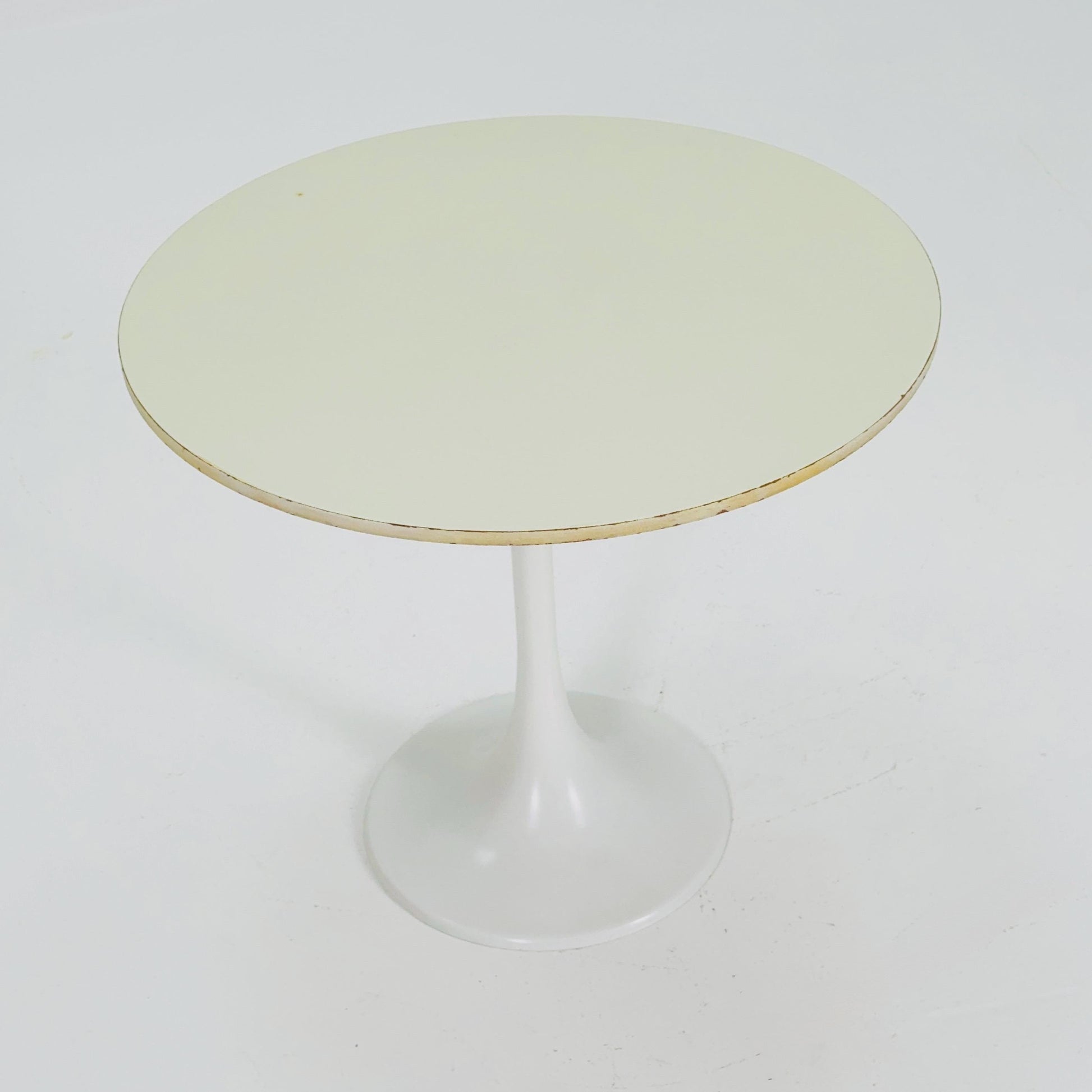 mid century Early Tulip Side Table by Eero Saarinen for Knoll International – White – 1970