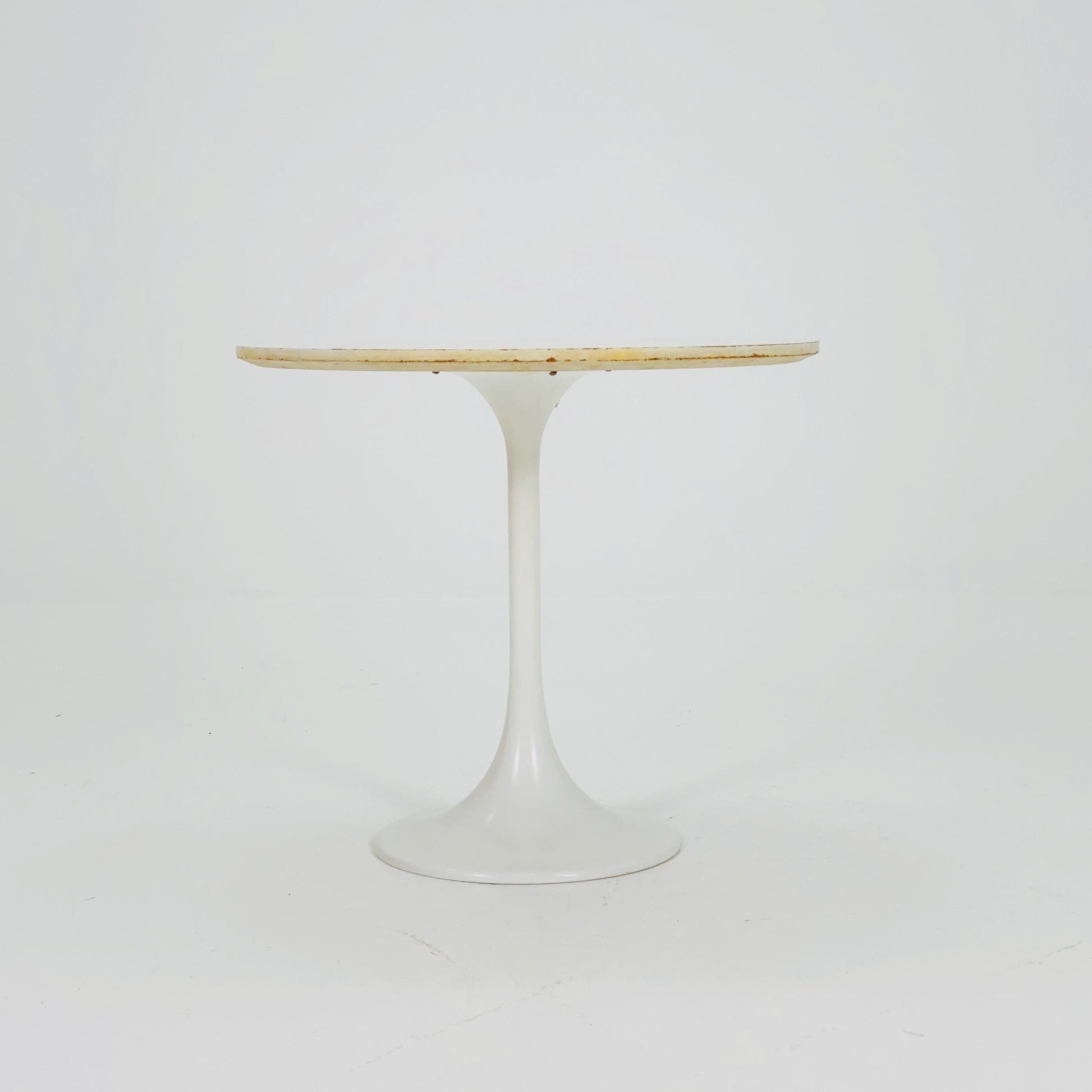 mid century Early Tulip Side Table by Eero Saarinen for Knoll International – White – 1970