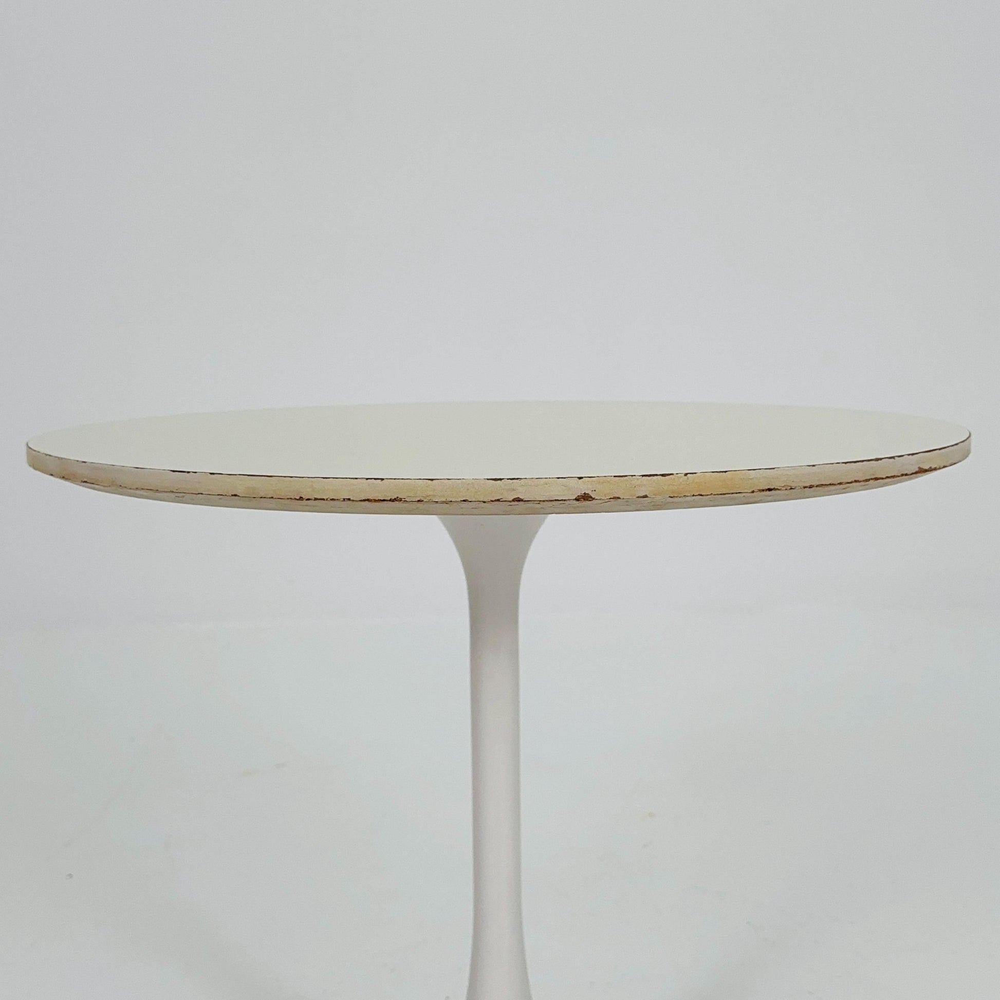 mid century Early Tulip Side Table by Eero Saarinen for Knoll International – White – 1970