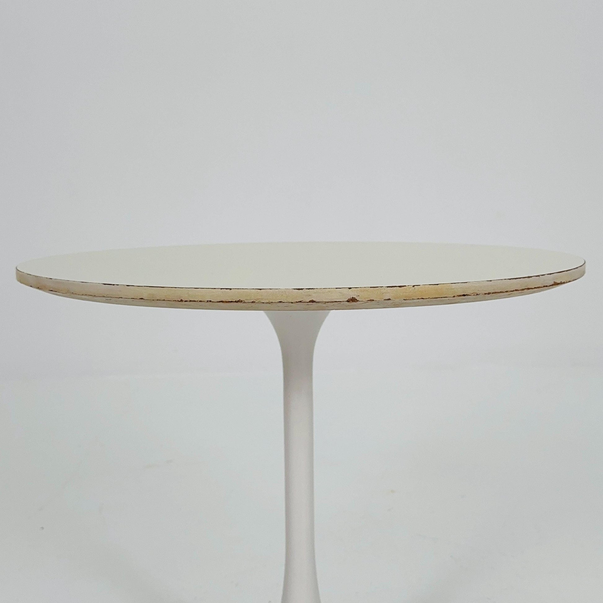 mid century Early Tulip Side Table by Eero Saarinen for Knoll International – White – 1970