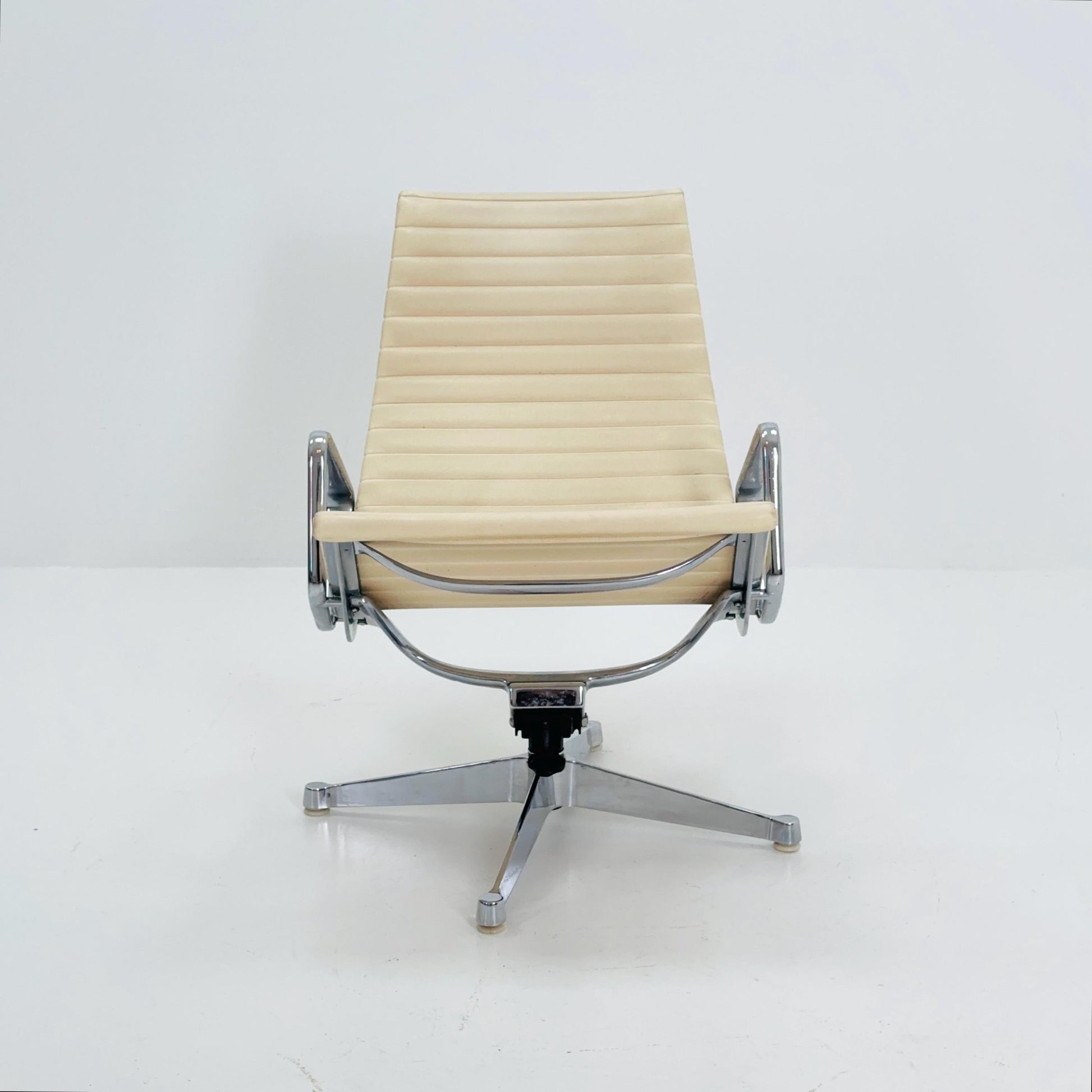 Mid Century Charles & Ray Eames EA 124 Aluminium Lounge Chair – Cream Leather Herman Miller, USA, 1980s