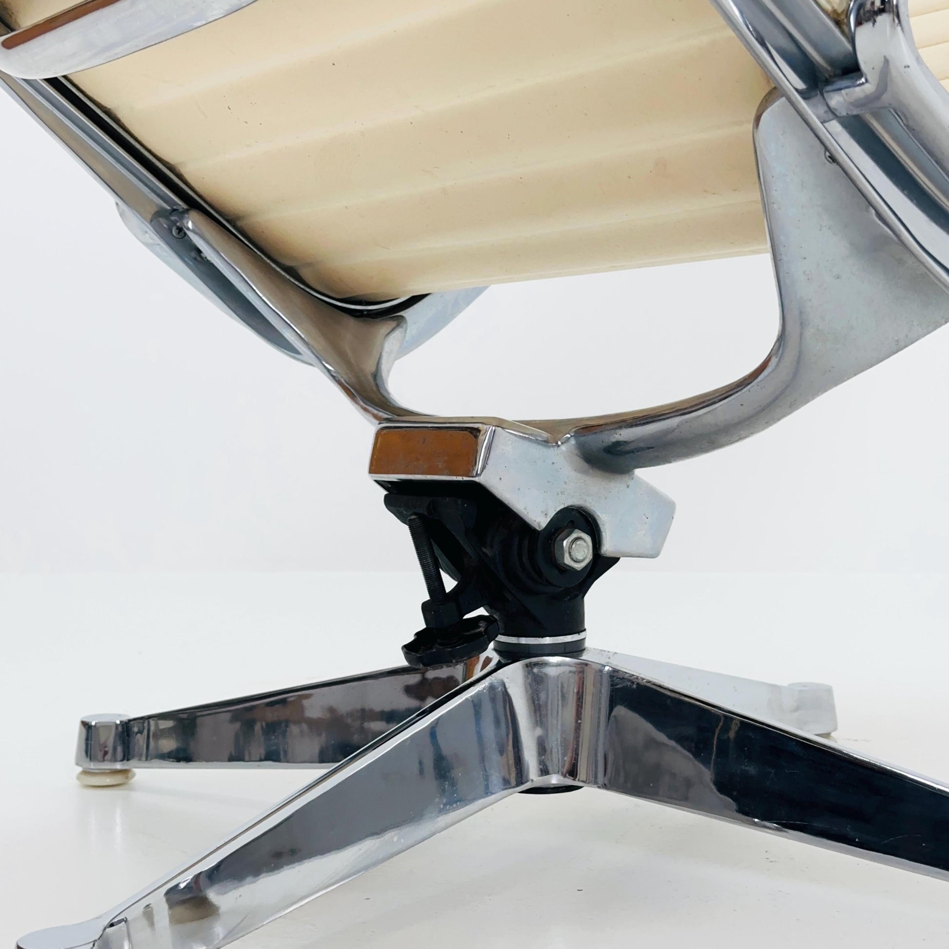 Mid Century Charles & Ray Eames EA 124 Aluminium Lounge Chair – Cream Leather Herman Miller, USA, 1980s