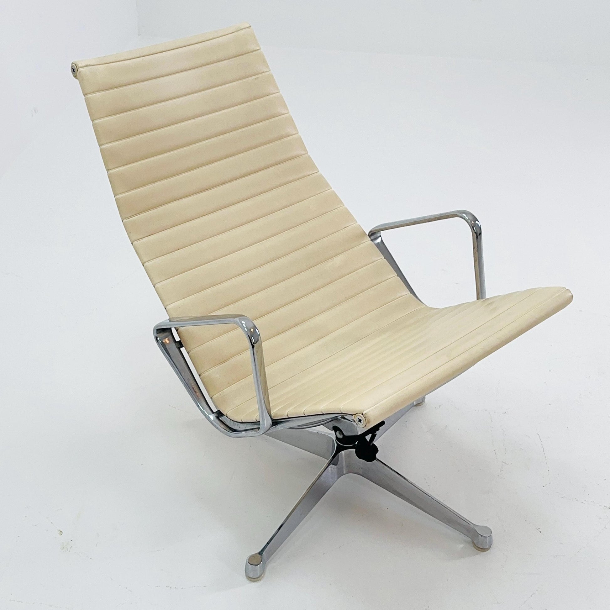 Mid Century Charles & Ray Eames EA 124 Aluminium Lounge Chair – Cream Leather Herman Miller, USA, 1980s