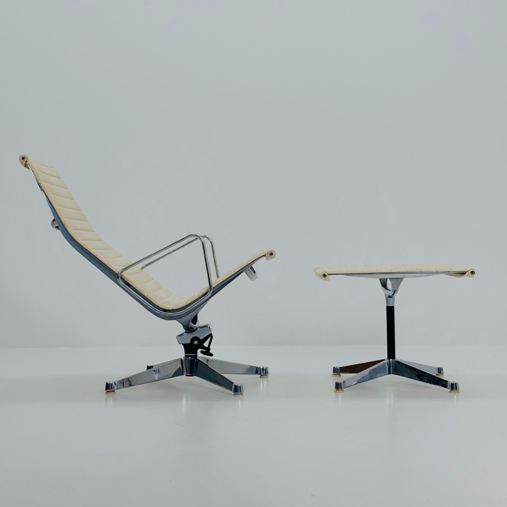 Mid Century Charles & Ray Eames EA 124 Aluminium Lounge Chair and Ottoman– Cream Leather Herman Miller, USA, 1980s