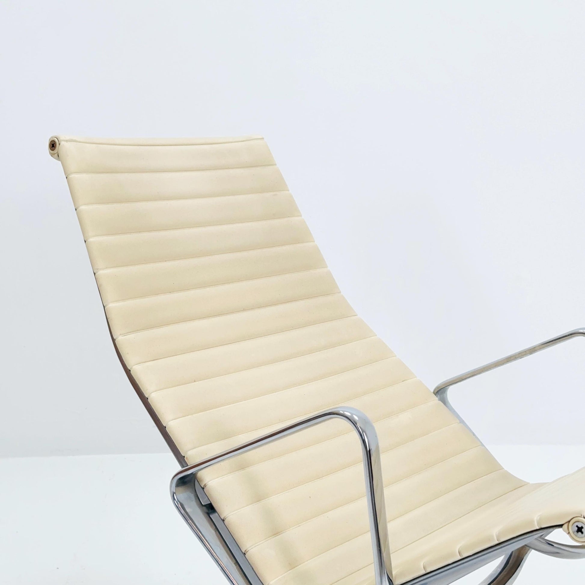 Mid Century Charles & Ray Eames EA 124 Aluminium Lounge Chair and Ottoman– Cream Leather Herman Miller, USA, 1980s
