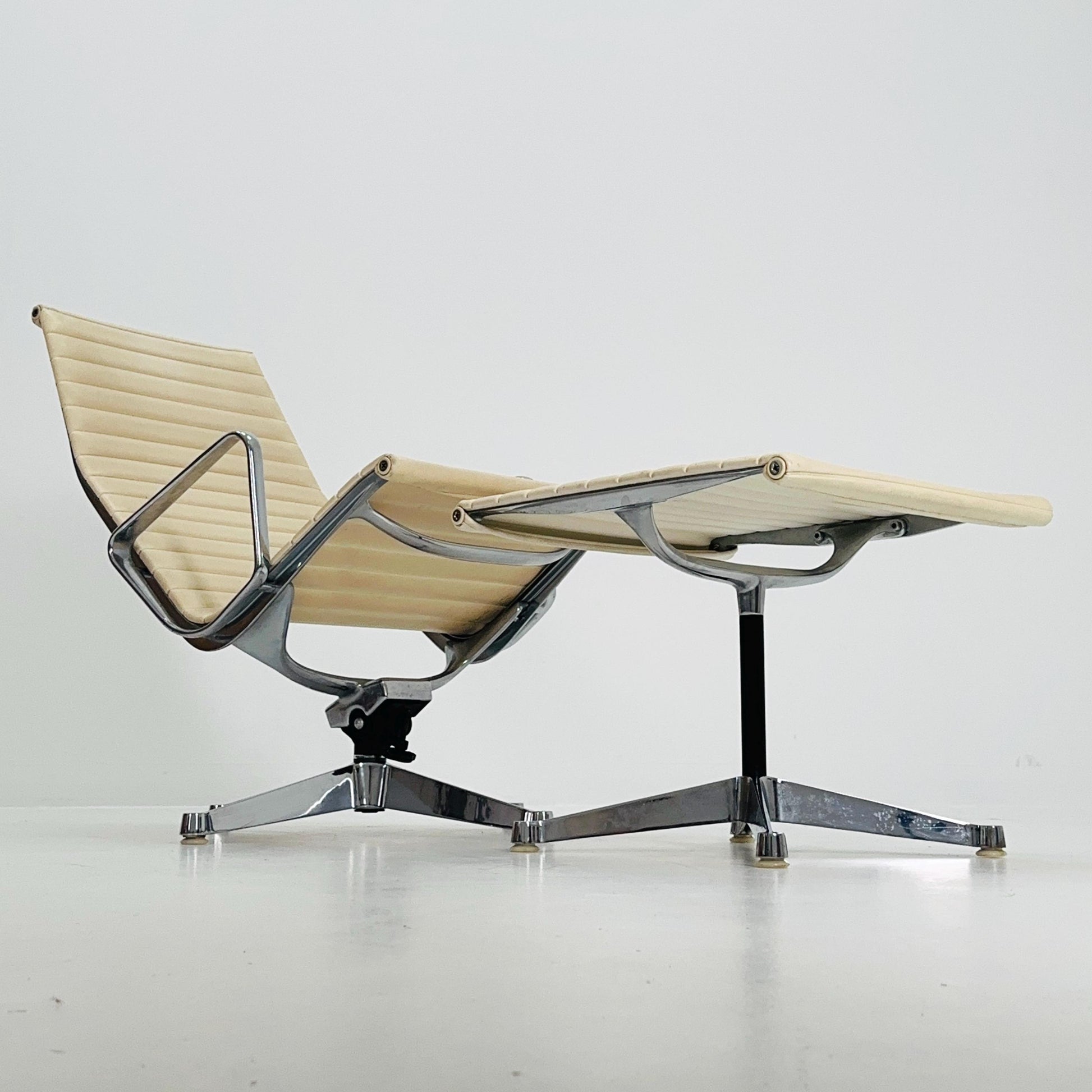 Mid Century Charles & Ray Eames EA 124 Aluminium Lounge Chair and Ottoman– Cream Leather Herman Miller, USA, 1980s