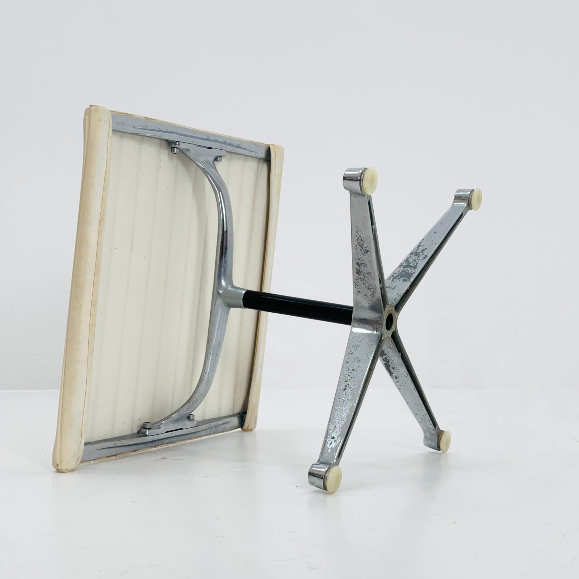 Mid Century Charles & Ray Eames EA 125 Aluminium Leather Ottoman by Herman Miller, USA, 1980s