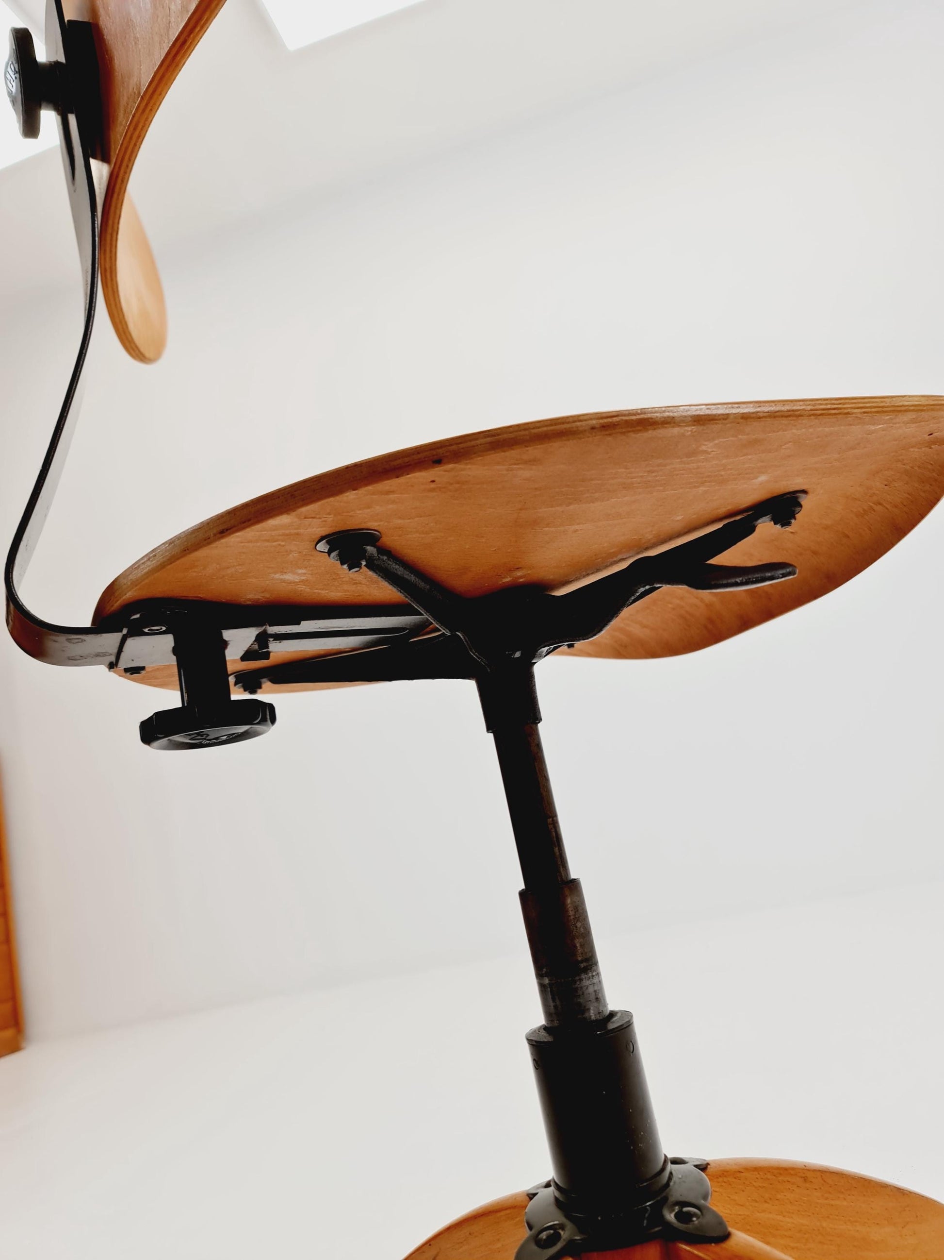 Bauhaus swivel office chair in solid wood By Böhler ,1940s