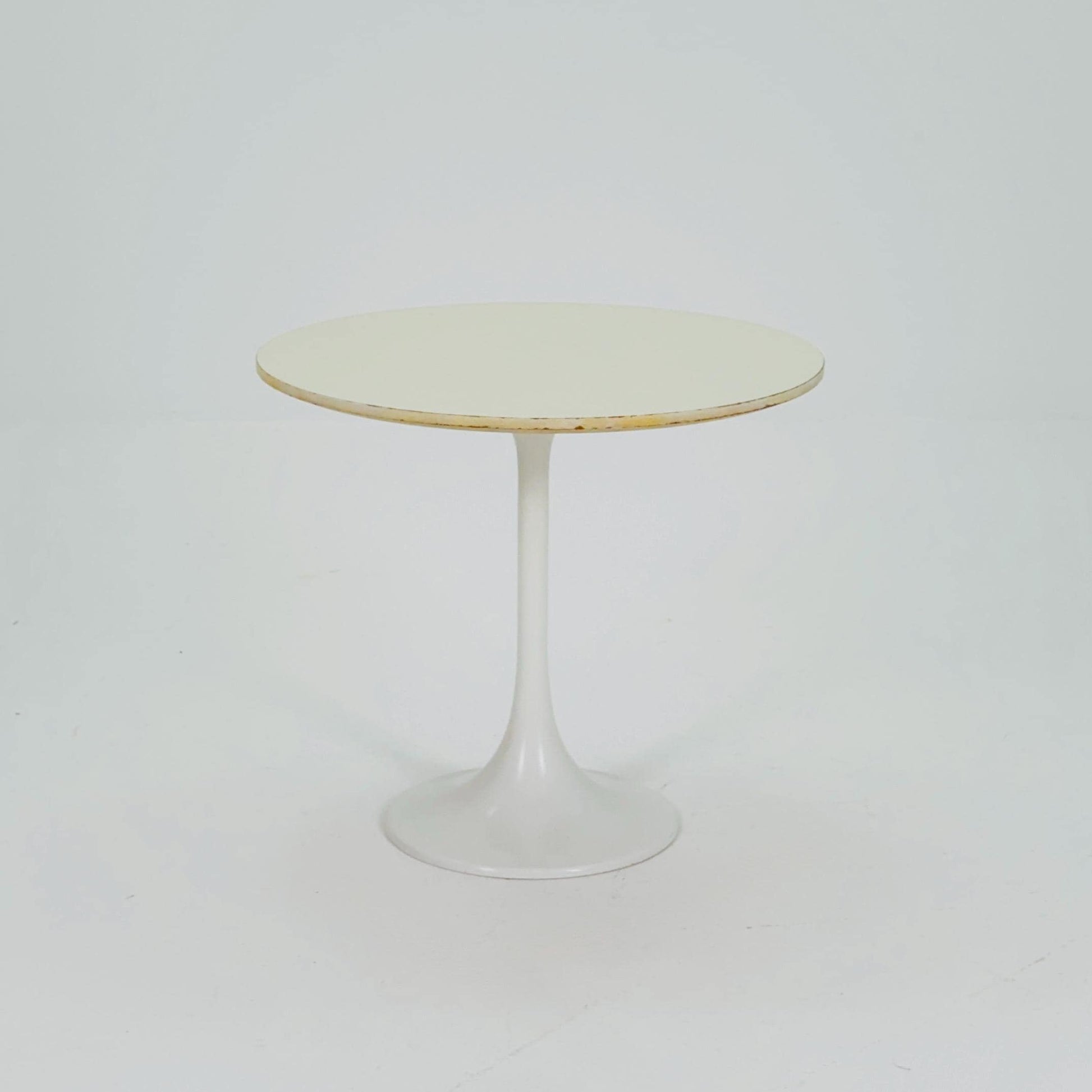 mid century Early Tulip Side Table by Eero Saarinen for Knoll International – White – 1970