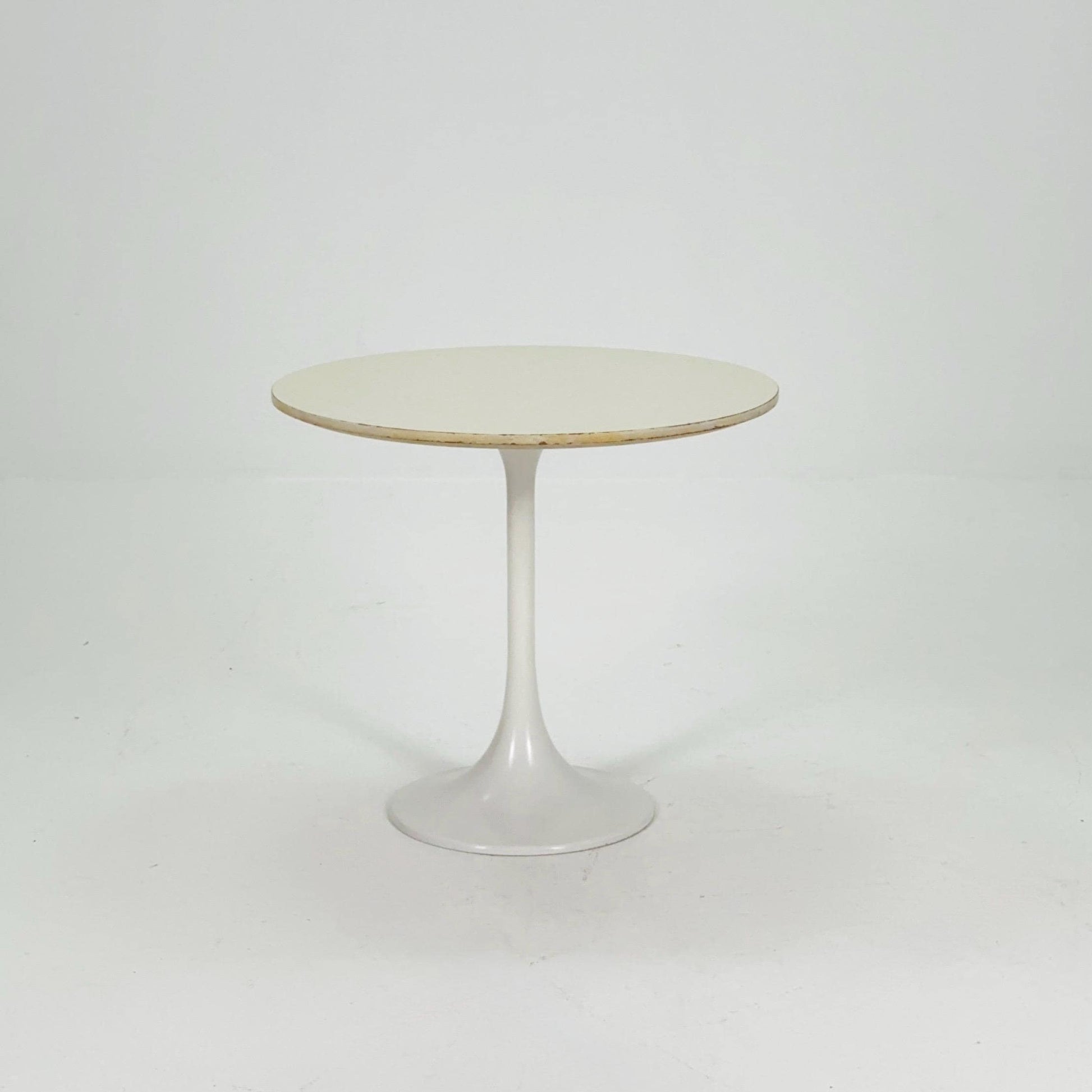 mid century Early Tulip Side Table by Eero Saarinen for Knoll International – White – 1970