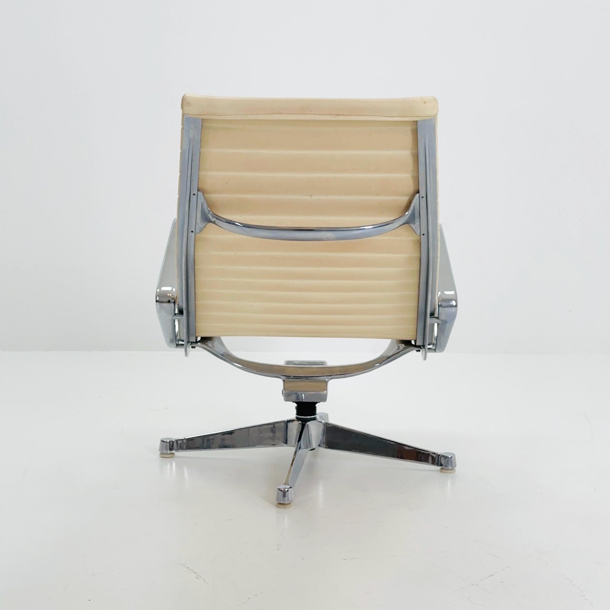 Mid Century Charles & Ray Eames EA 124 Aluminium Lounge Chair – Cream Leather Herman Miller, USA, 1980s