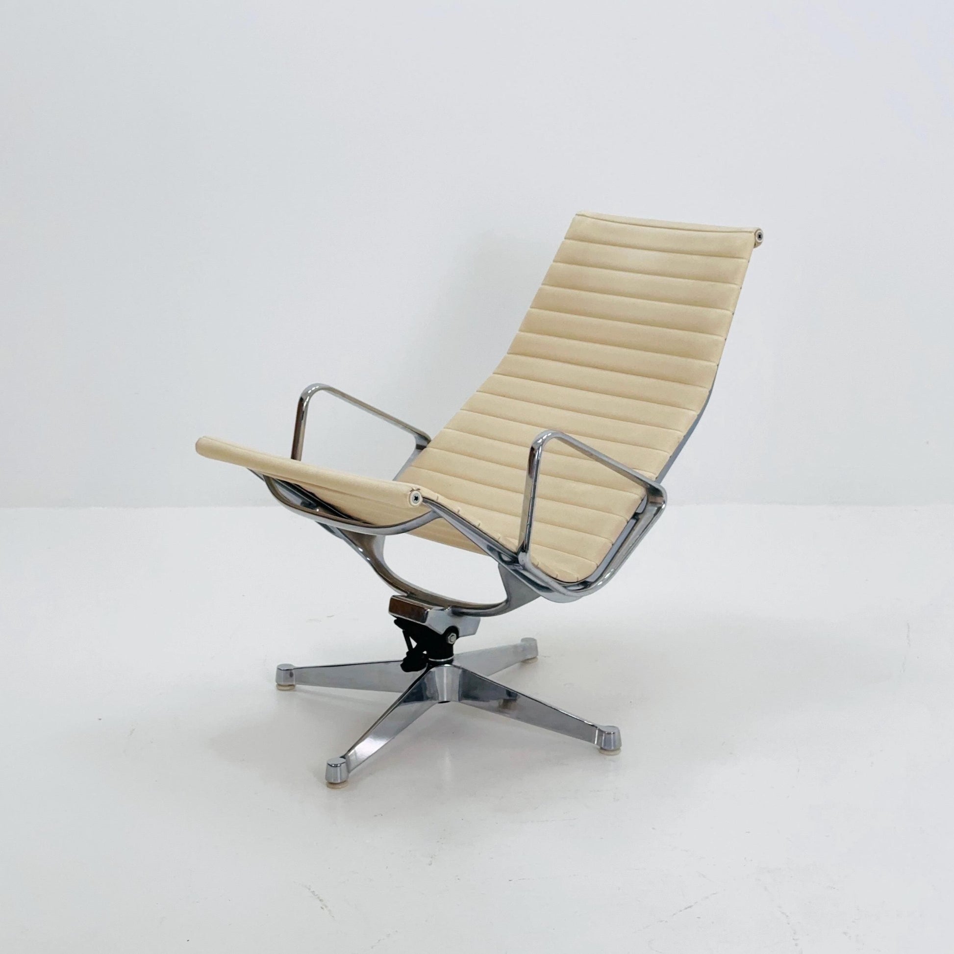Mid Century Charles & Ray Eames EA 124 Aluminium Lounge Chair – Cream Leather Herman Miller, USA, 1980s