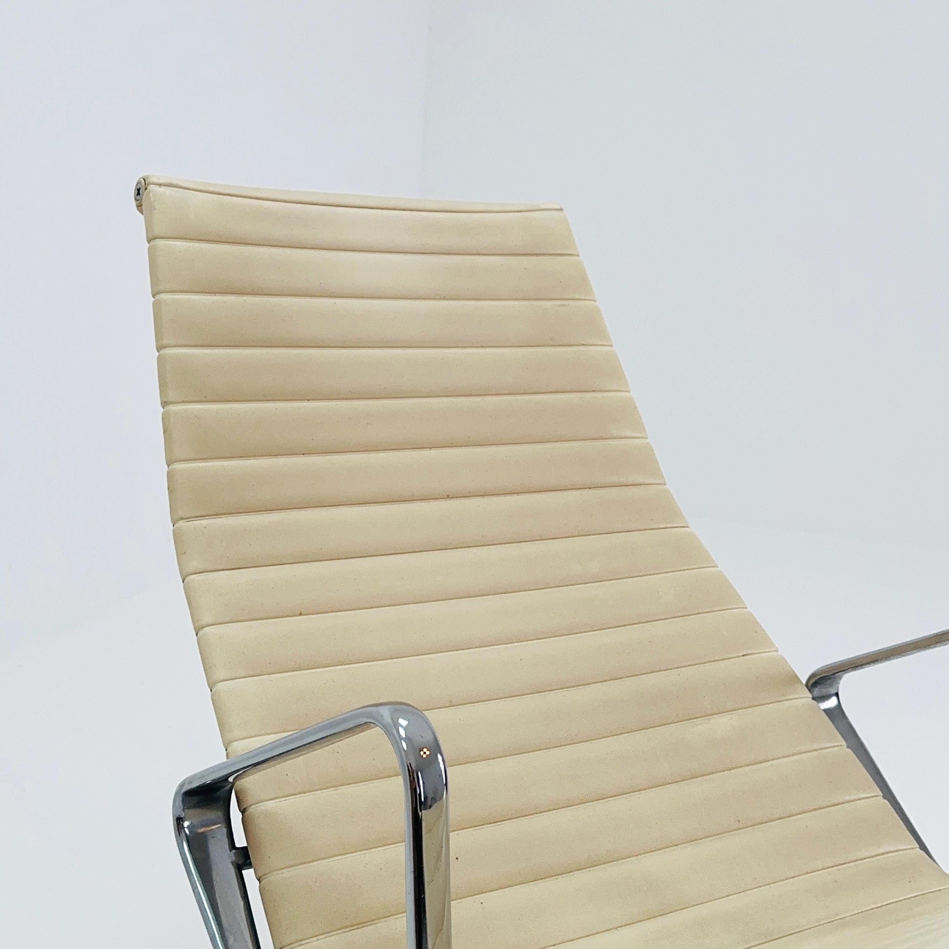 Mid Century Charles & Ray Eames EA 124 Aluminium Lounge Chair – Cream Leather Herman Miller, USA, 1980s
