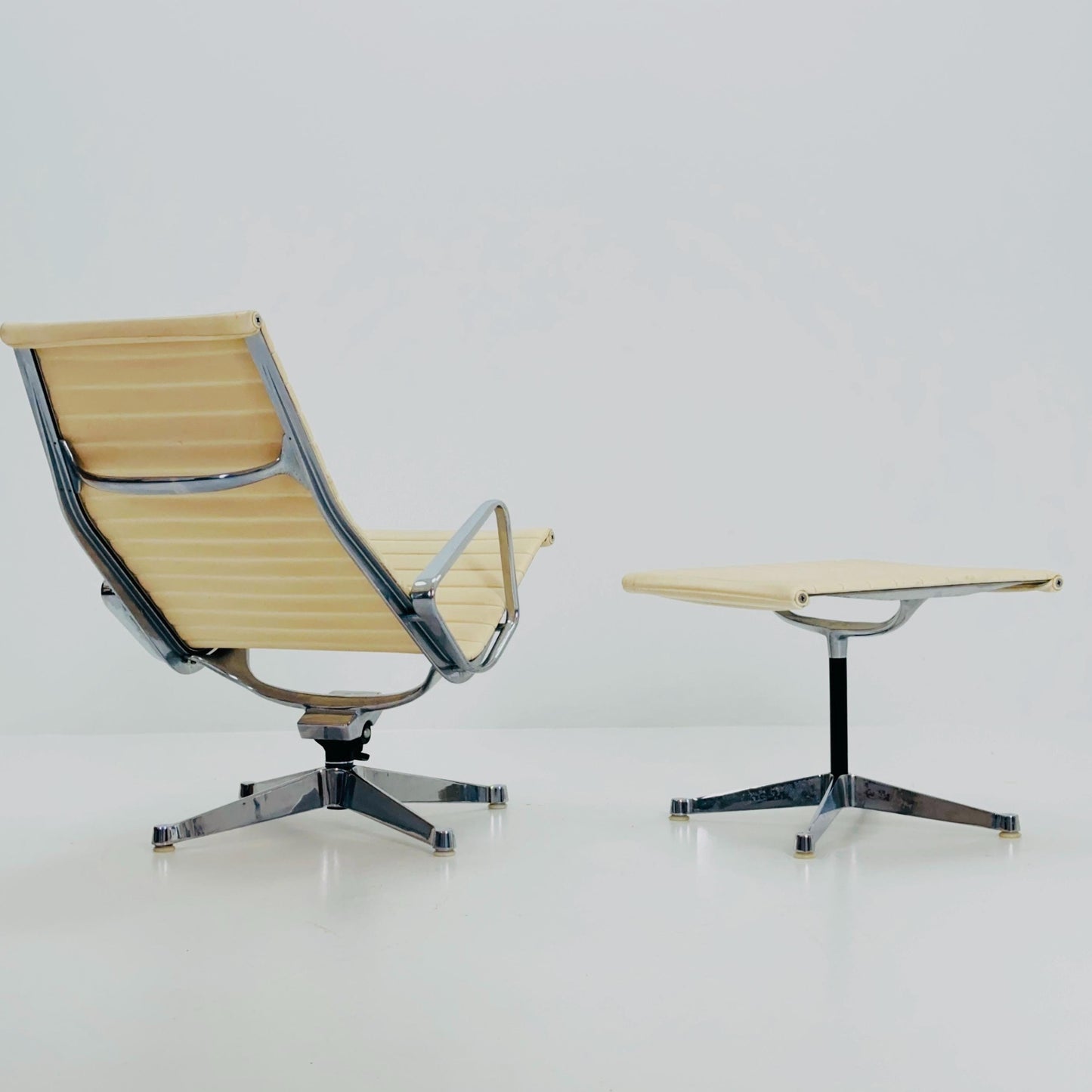 Mid Century Charles & Ray Eames EA 124 Aluminium Lounge Chair and Ottoman– Cream Leather Herman Miller, USA, 1980s