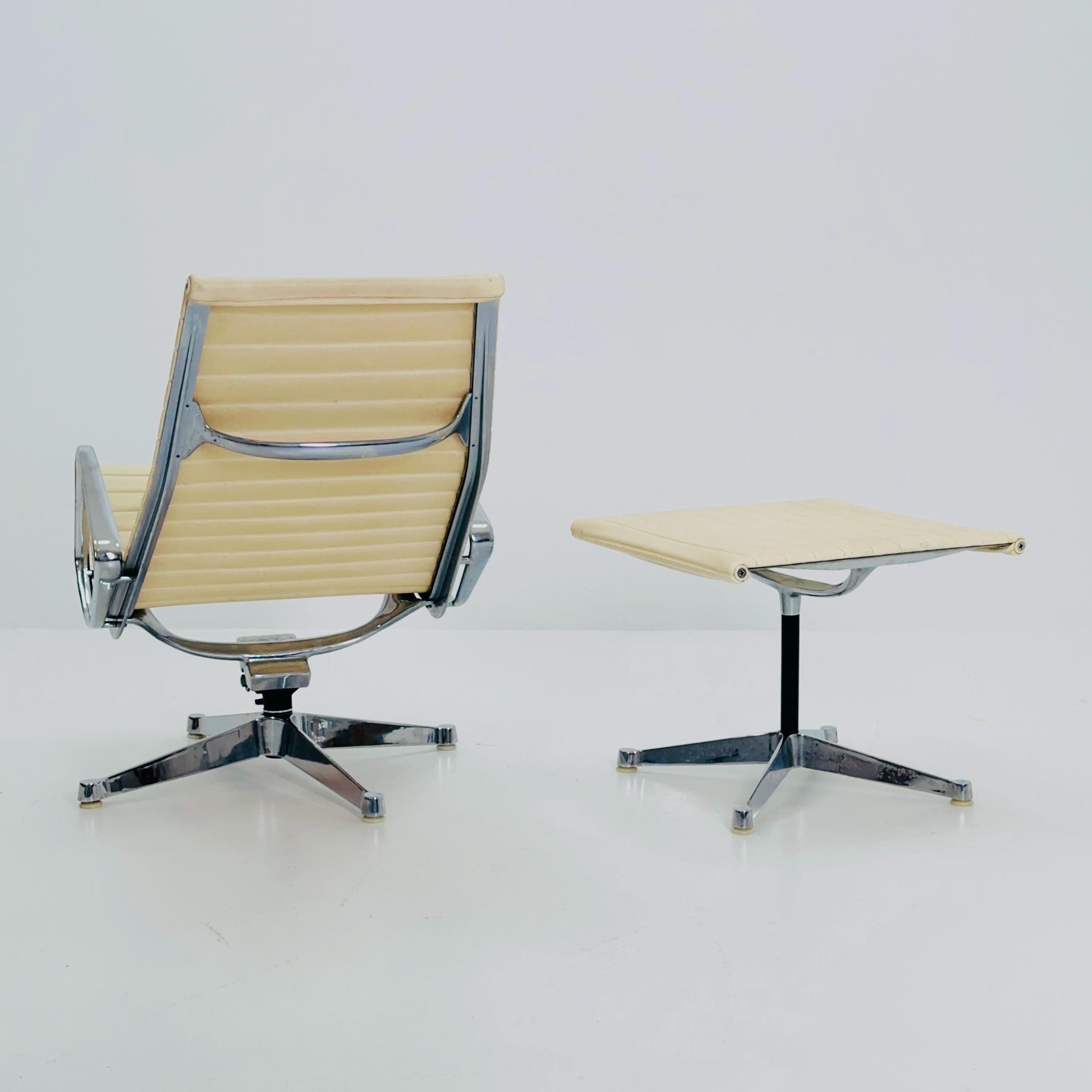 Mid Century Charles & Ray Eames EA 124 Aluminium Lounge Chair and Ottoman– Cream Leather Herman Miller, USA, 1980s