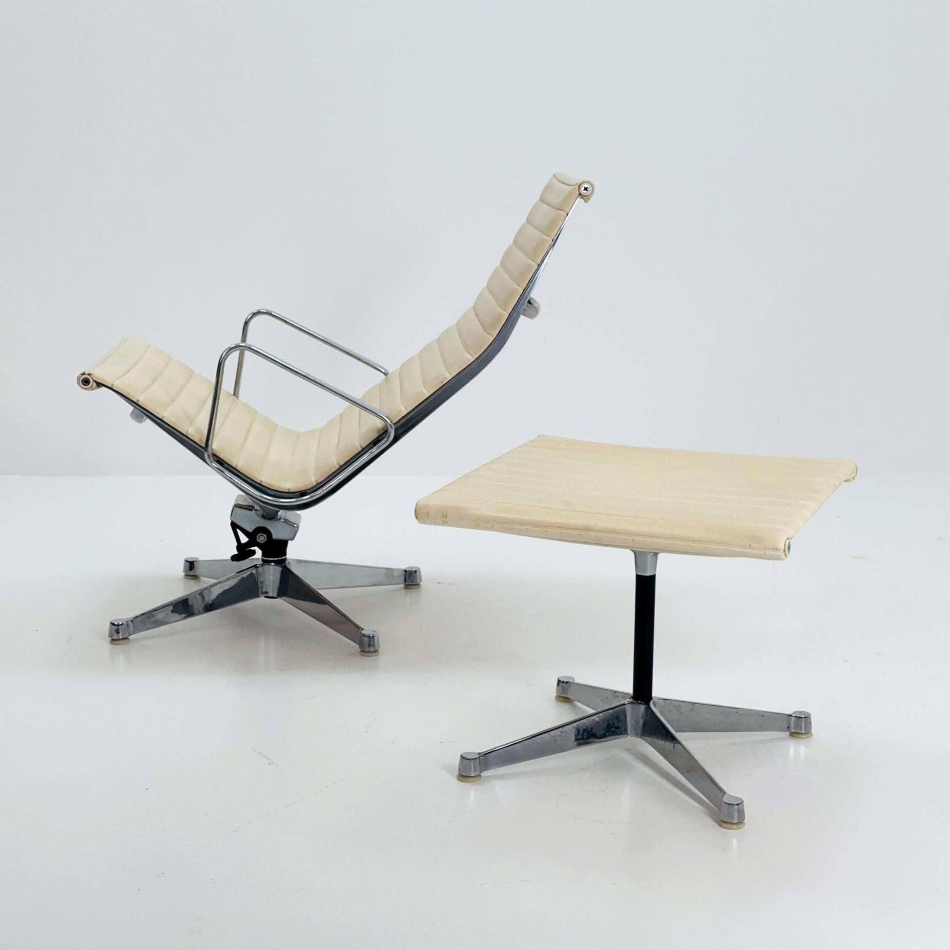 Mid Century Charles & Ray Eames EA 124 Aluminium Lounge Chair and Ottoman– Cream Leather Herman Miller, USA, 1980s
