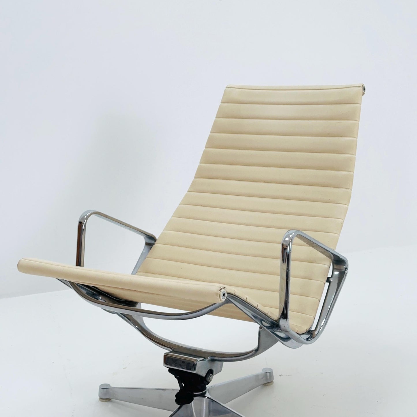 Mid Century Charles & Ray Eames EA 124 Aluminium Lounge Chair and Ottoman– Cream Leather Herman Miller, USA, 1980s
