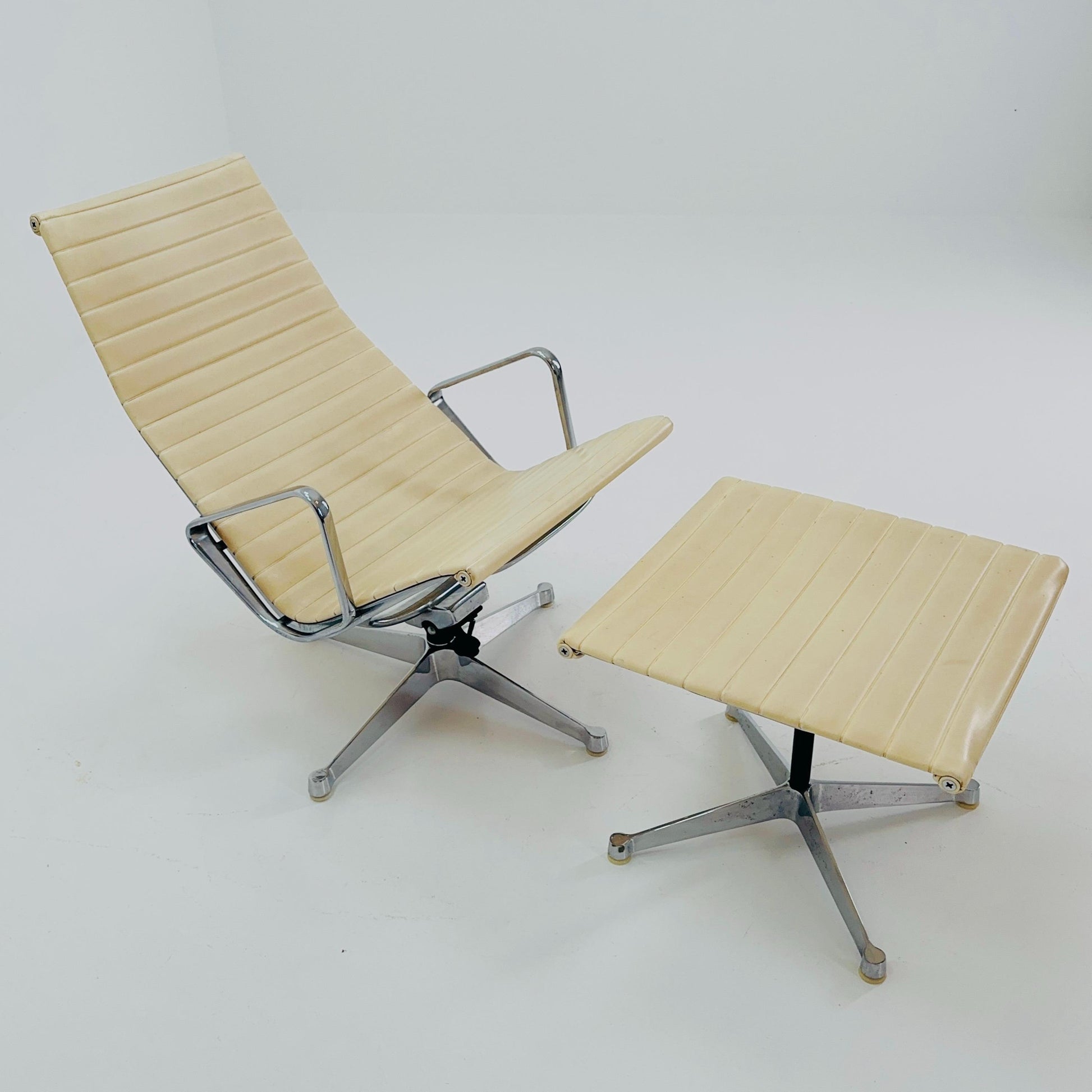 Mid Century Charles & Ray Eames EA 124 Aluminium Lounge Chair and Ottoman– Cream Leather Herman Miller, USA, 1980s
