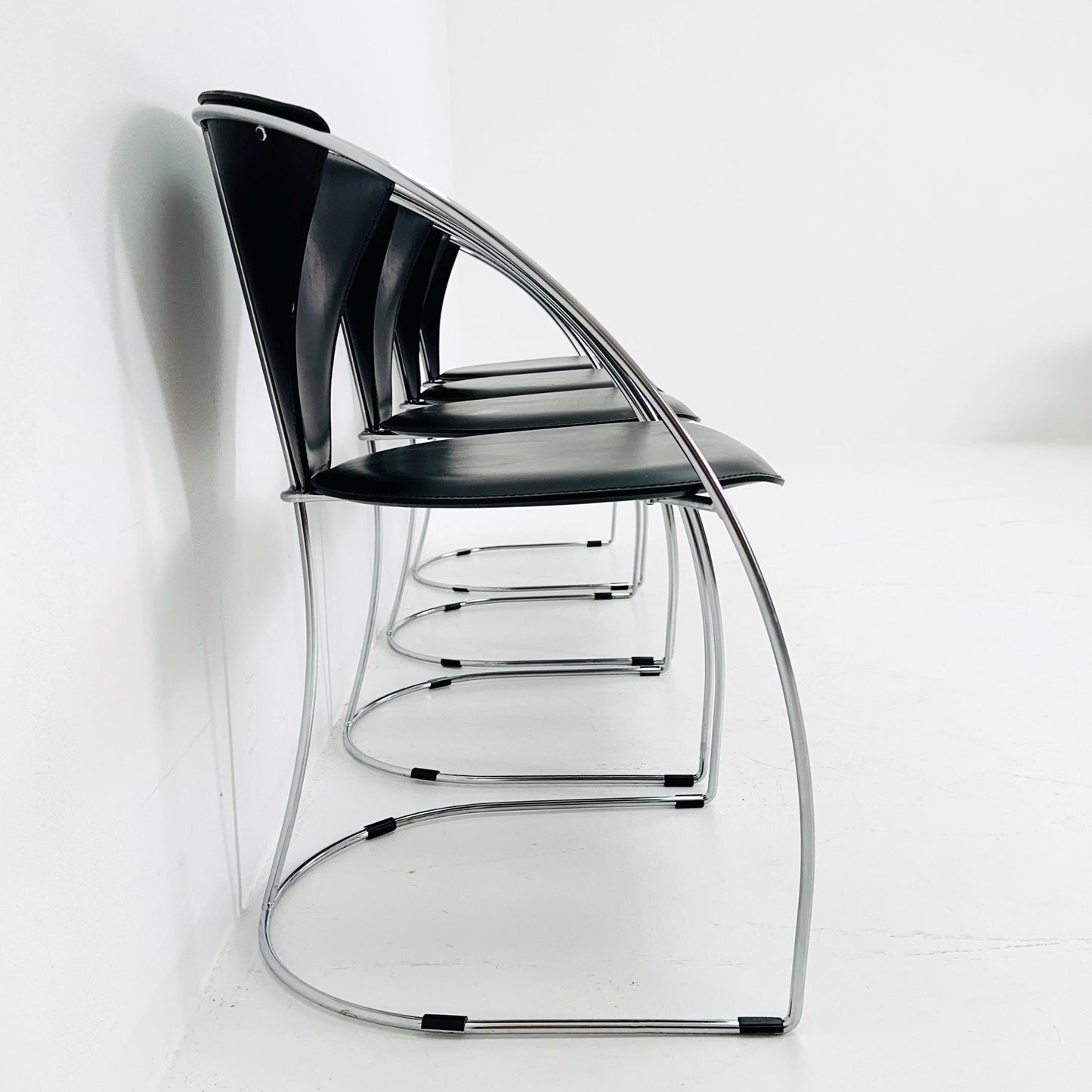 Set of 4 Mid-Century Modern Dining Armchairs by Arrben | Model Linda, Black Leather & Chrome, Italy 1980s
