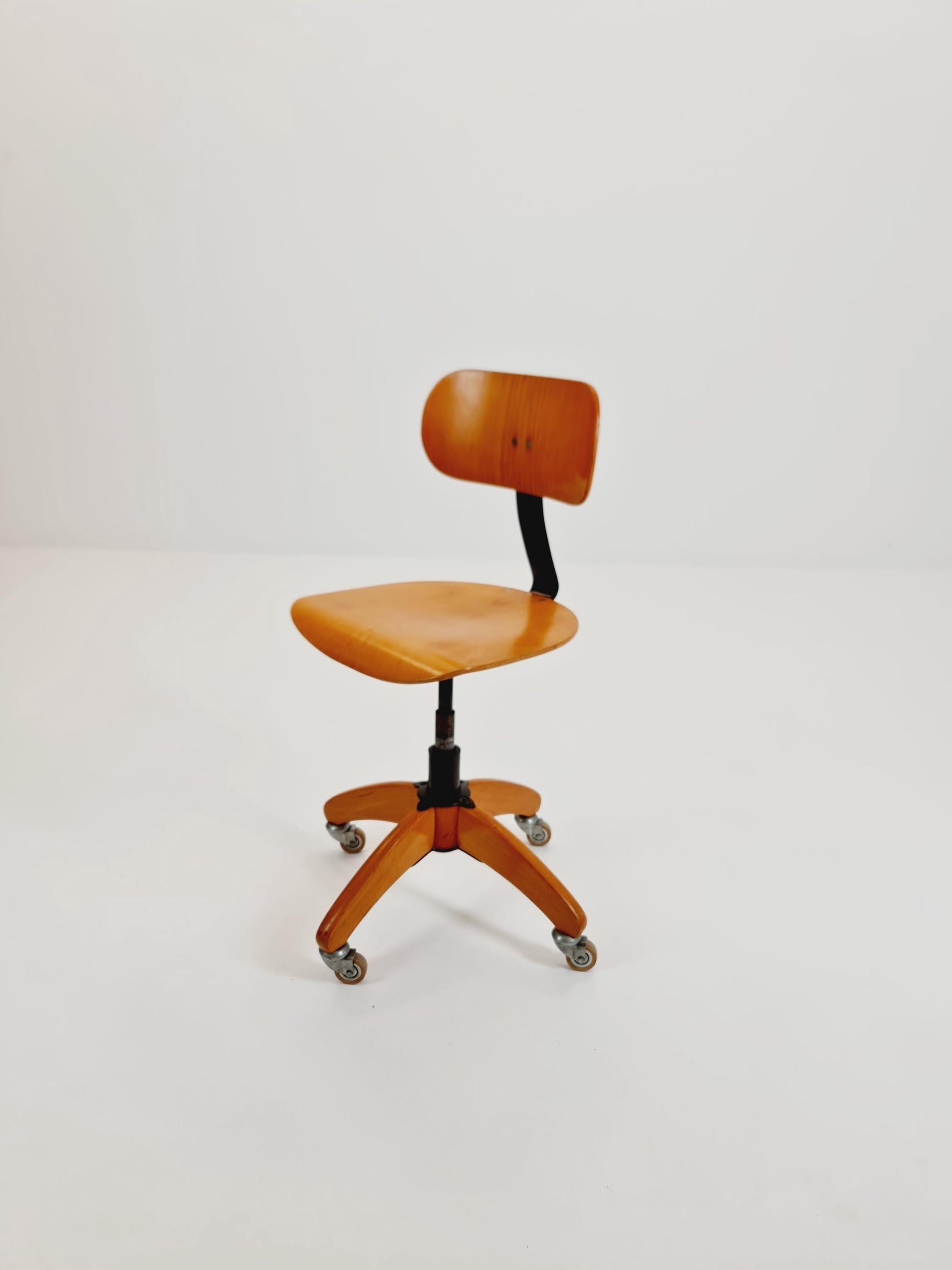 Bauhaus swivel office chair in solid wood By Böhler ,1940s