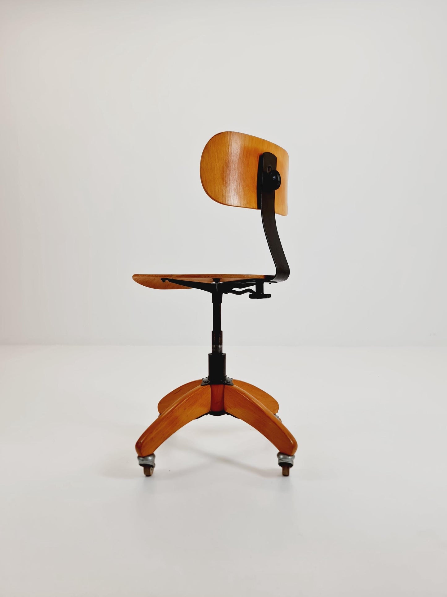 Bauhaus swivel office chair in solid wood By Böhler ,1940s