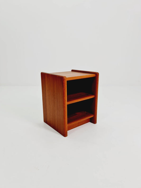Vintage mid century danish sidetable in solid teak/nightstand By Dyrlund , 1960s