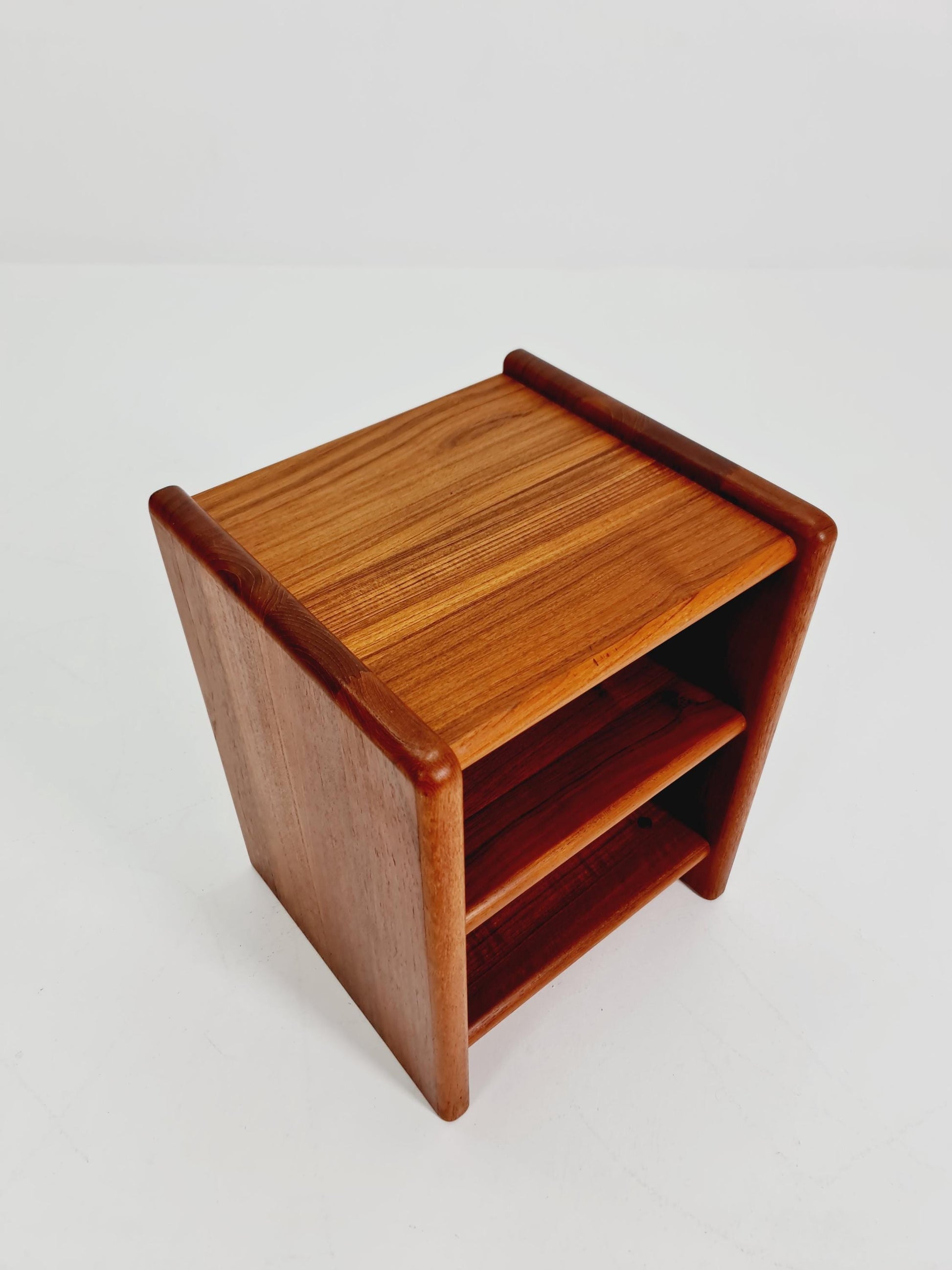 Vintage mid century danish sidetable in solid teak/nightstand By Dyrlund , 1960s