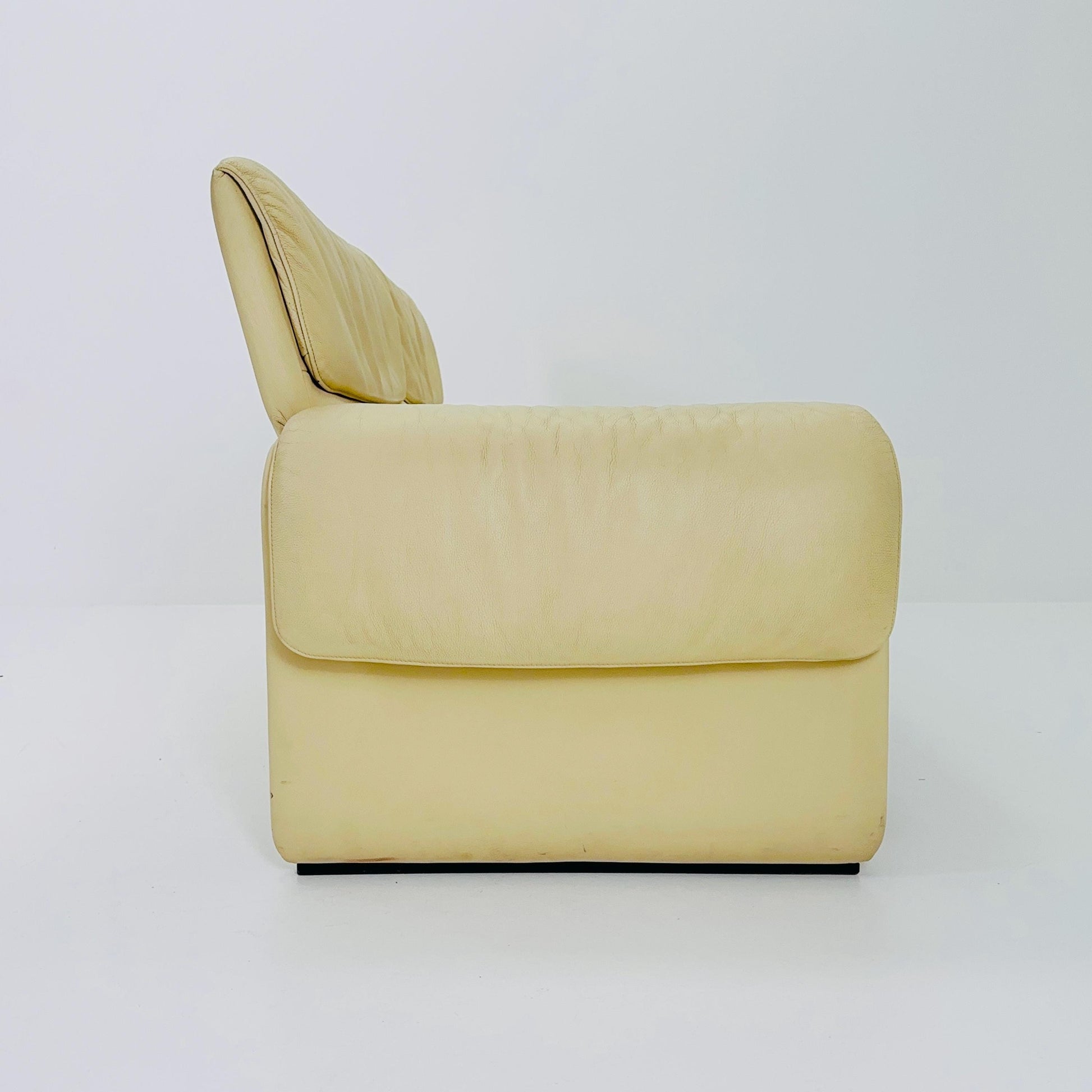 Mid-Century De Sede DS-2011/01 Cream white leather 2 seats -sofa , 2011 Switzerland