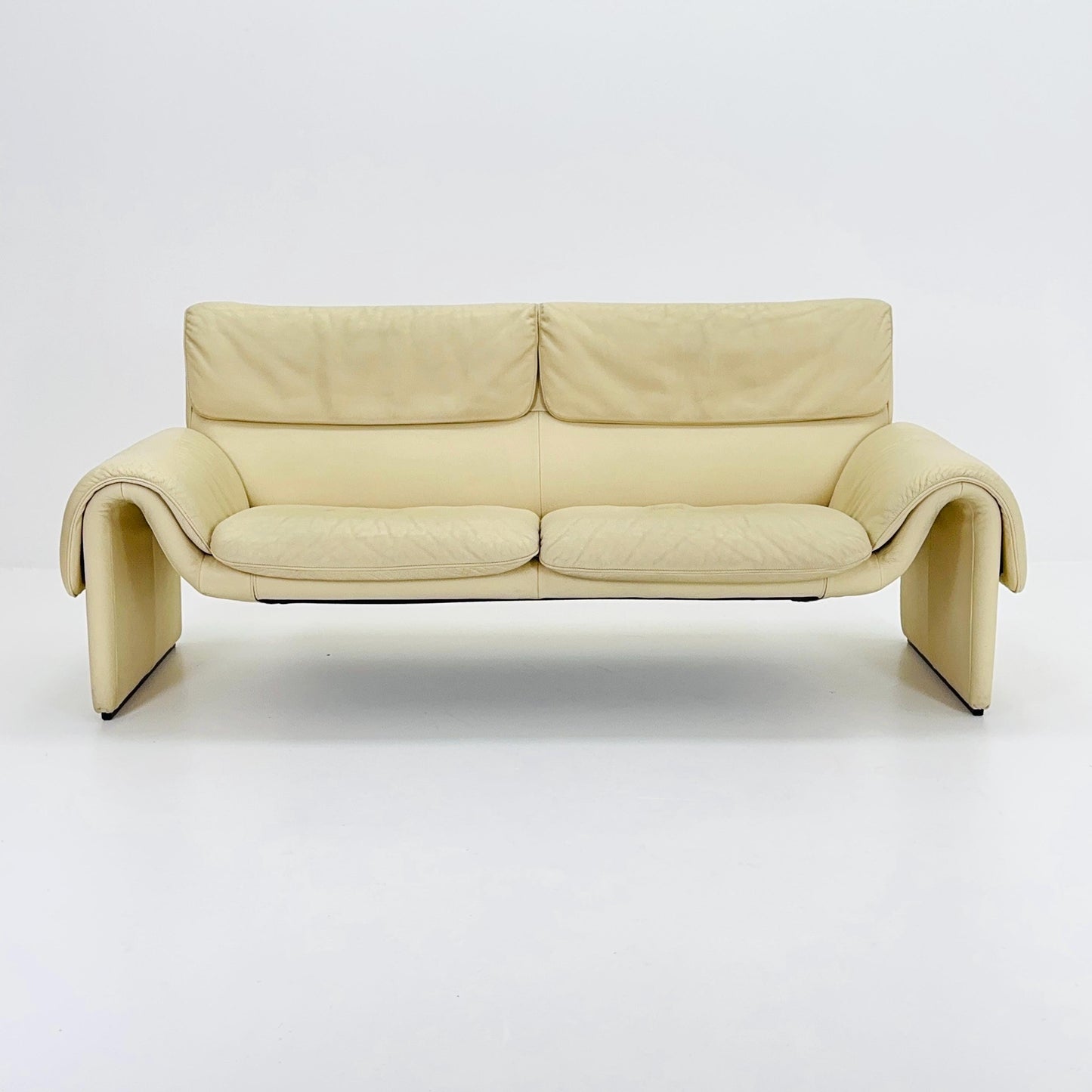 Mid-Century De Sede DS-2011/01 Cream white leather 2 seats -sofa , 2011 Switzerland